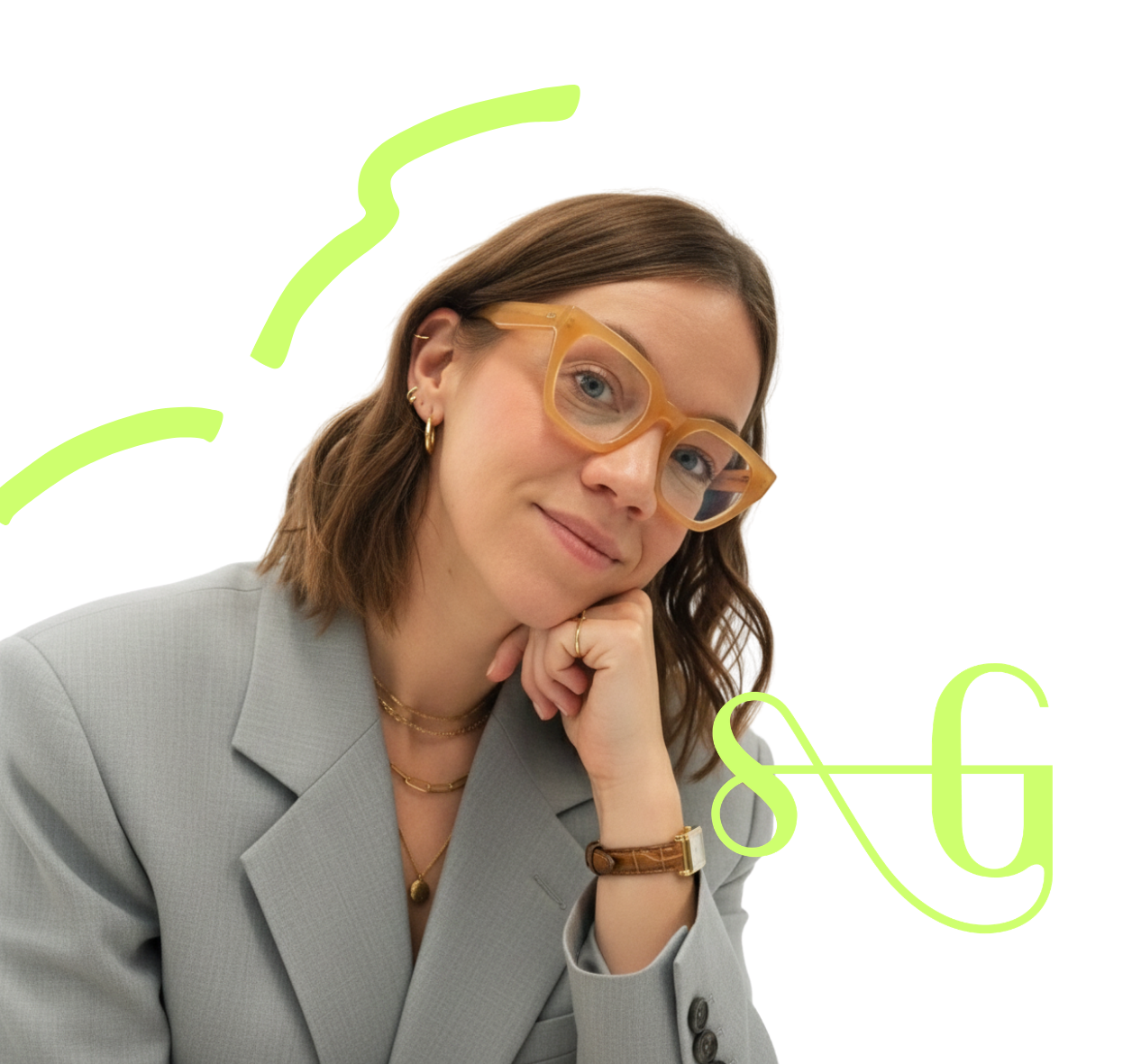 Porträt von Claudi im grauen Blazer mit heller Statement-Brille, nachdenkliche Pose mit Hand am Kinn vor schwarzem Hintergrund mit grünen Designelementen – Strong & Gentle Coaching.