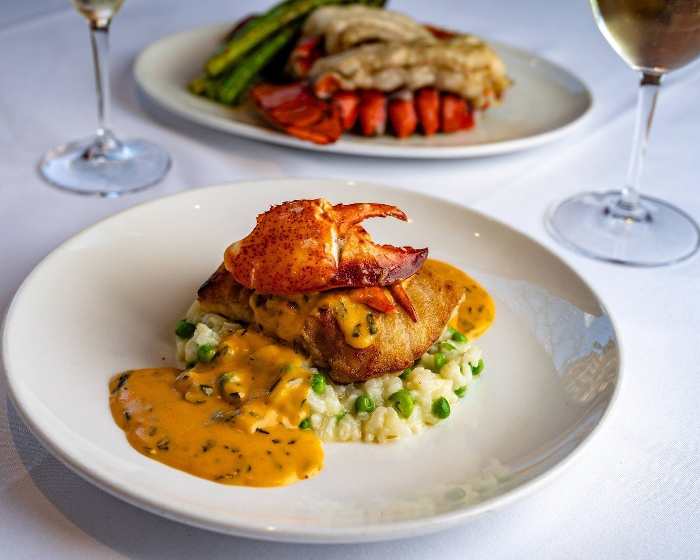 Treat Mom to Rosewood Grill this Mother's Day! 🥂 ⁠
⁠
Indulge in our Lobster Topped Alaskan Halibut with spring pea risotto topped with Maine lobster and sherry lobster cream.⁠
⁠
Or dive into our Twin Maine Lobster Tails with roasted potatoes, aspara