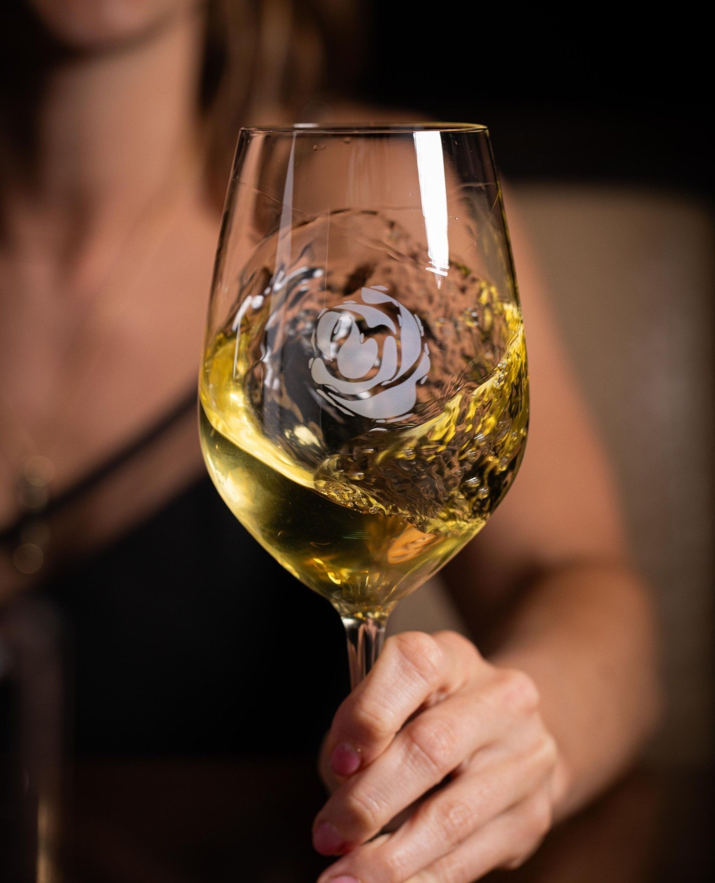 Chardonnay or should I go?⁠
⁠
Enjoy half off bottles under $99 at Rosewood Grill every Tuesday!