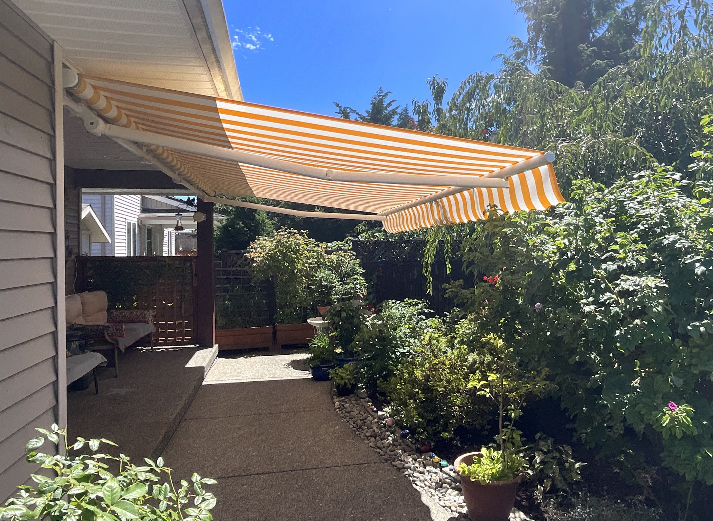 Retractable sun awning with stripes campbell river.jpg