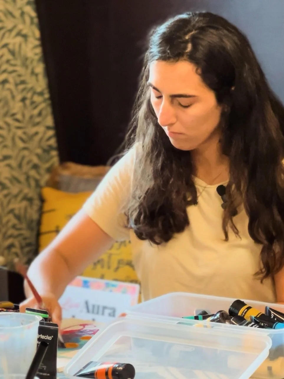 💁🏽‍♀️Fun fact: I love seeing the faces I make when being filmed by taking random screenshots because I find them hilarious🤭➡️➡️➡️
I was able to film myself painting people’s auras at @themamasnetwork_a2 ‘Mamas Night Inn’ eve