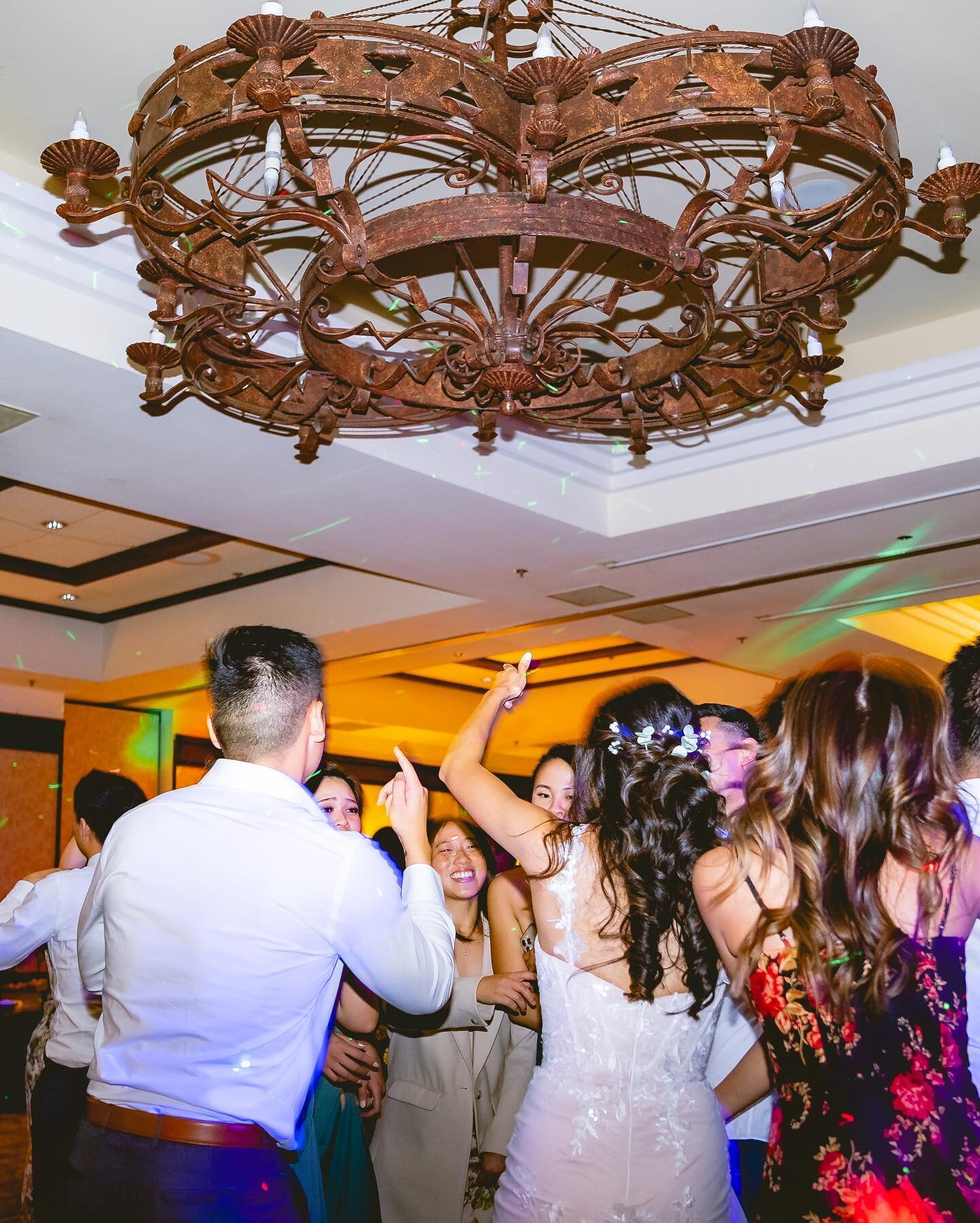 The Jamie and Kevin Experience: buckets of happy tears in the beginning- pools of dancing sweat at the end 🥲🍾🥳🥵Cheers to your new adventure✨✨✨
@legaspitsjamie @kevchan94 
venue&mdash; @tenayaatyosemite 
Coord&mdash; @michellekirstin_weddings 
Flo