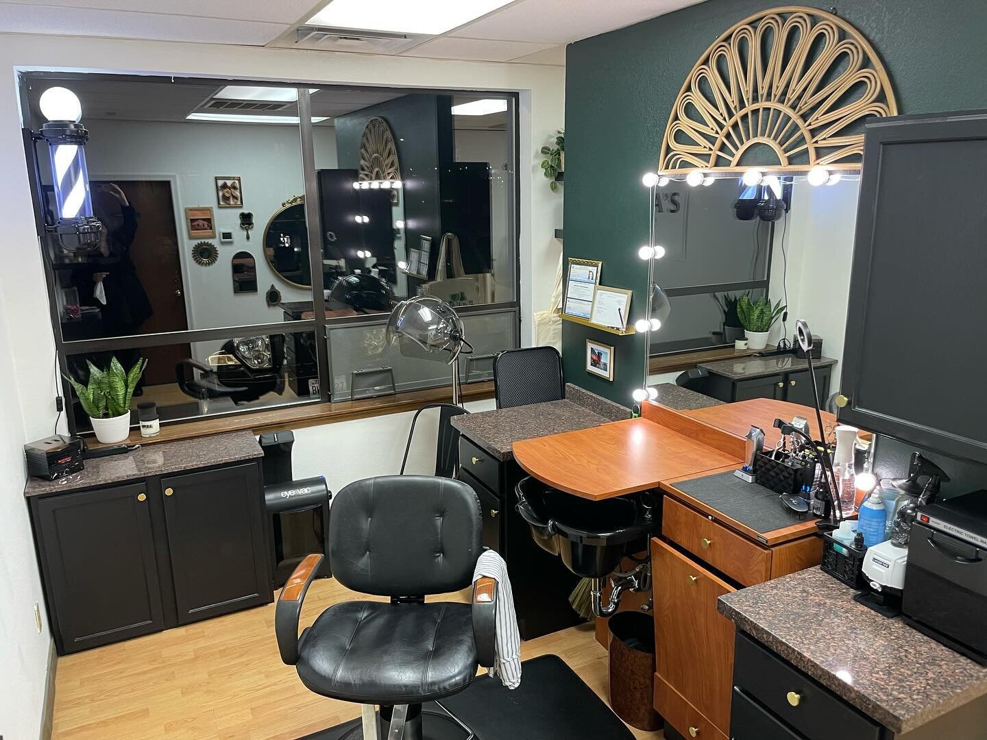 Settled in to my new space and ready to cut some hair @saloncecilias ! Schedule an appointment online at www.jennthebarber360.com💈✂️ #barber #ladybarber