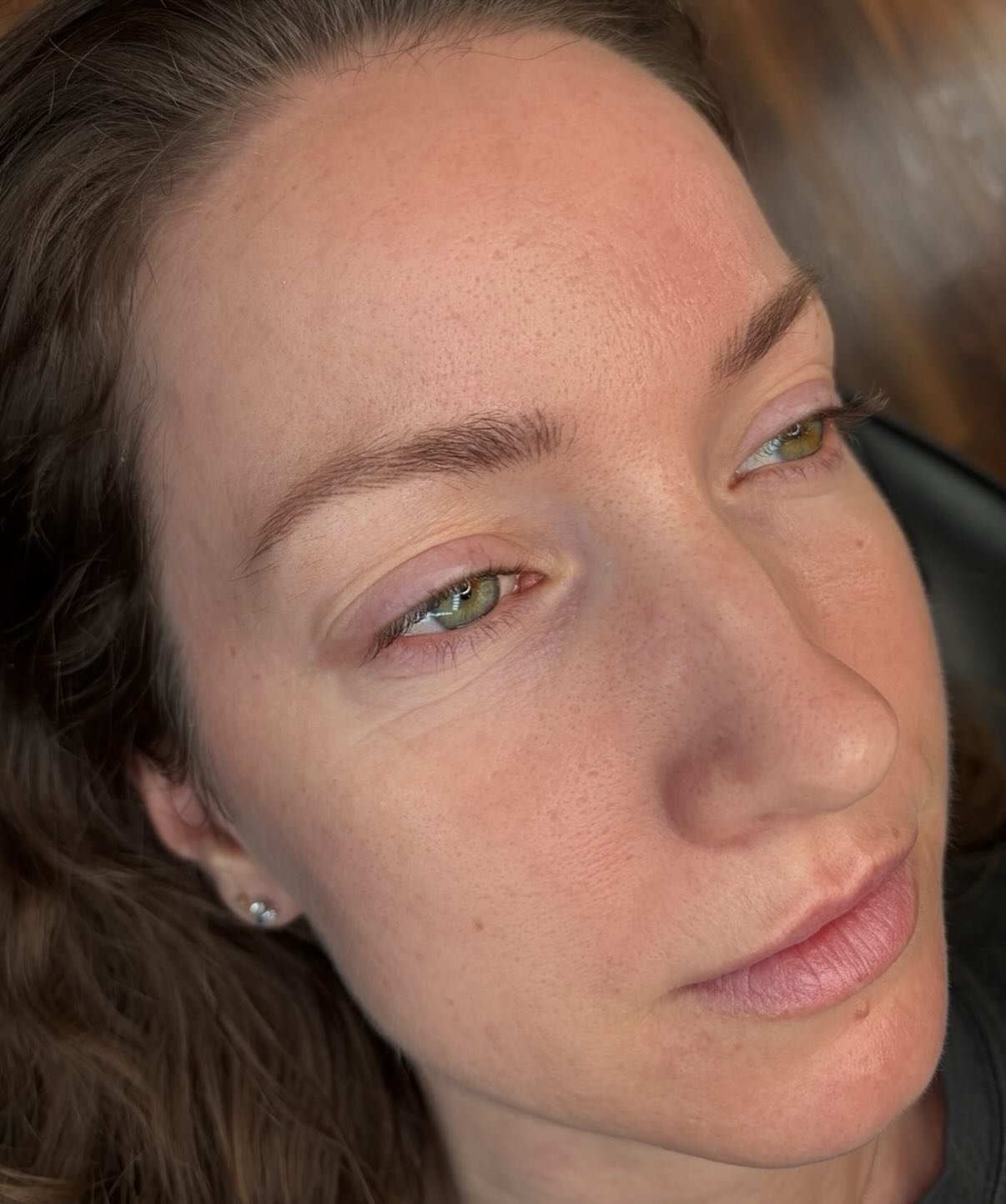 Oily skin doesn&rsquo;t automatically mean &ldquo;no&rdquo; to nano brows, but it does mean we need to be thoughtful 🤍

This client had oilier skin, but the brow area itself was clear and suitable for nano. That made all the difference.

With this s