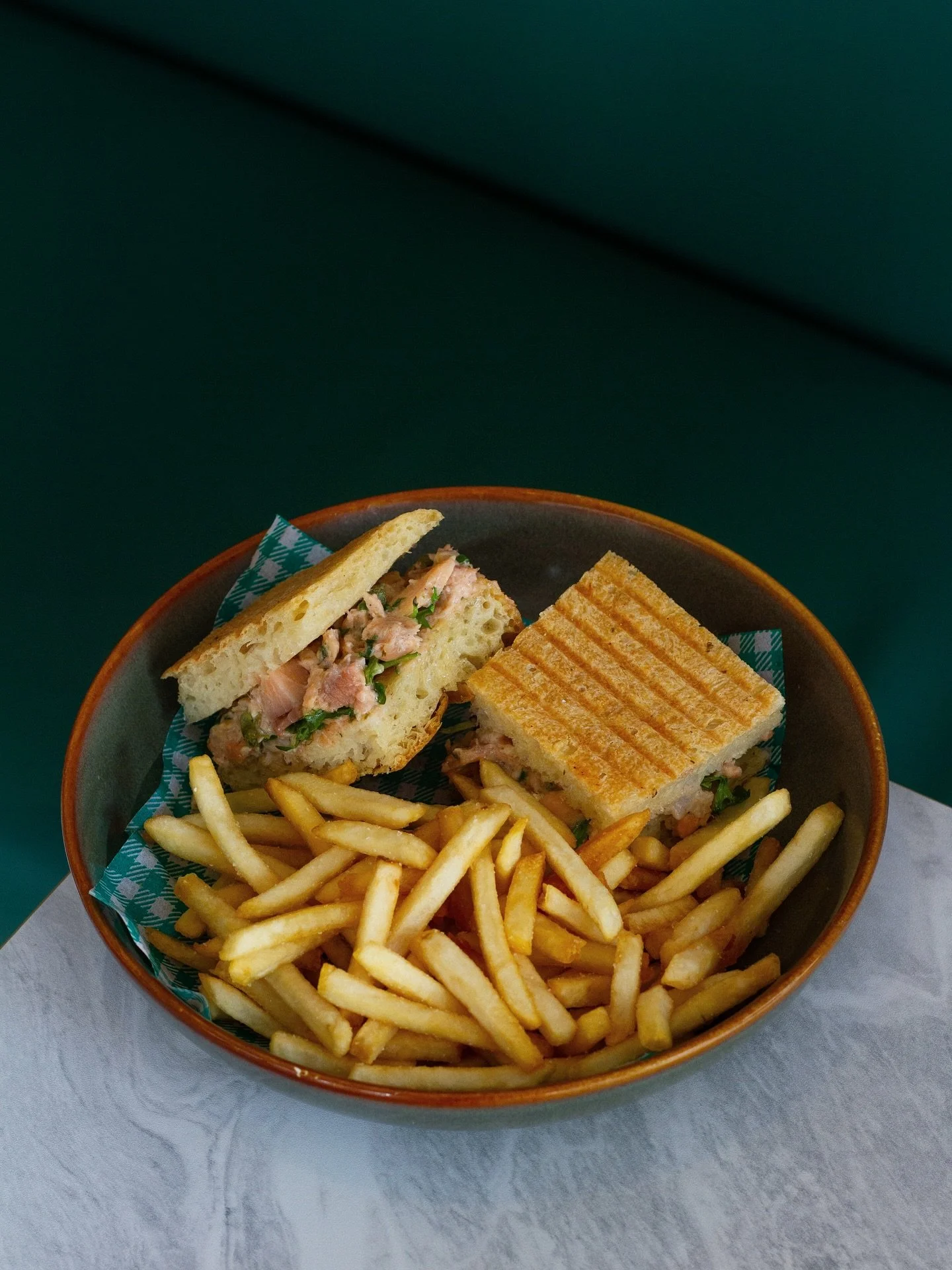 Short on time, big on flavour ⏱️✨ 
Try out our seasonal Express Lunch Menu.
 
Think focaccia sandwiches stacked with goodness &mdash; like confit salmon, cr&egrave;me fra&icirc;che, dill, capers &amp; rocket &mdash; served up with golden fries. 

Per