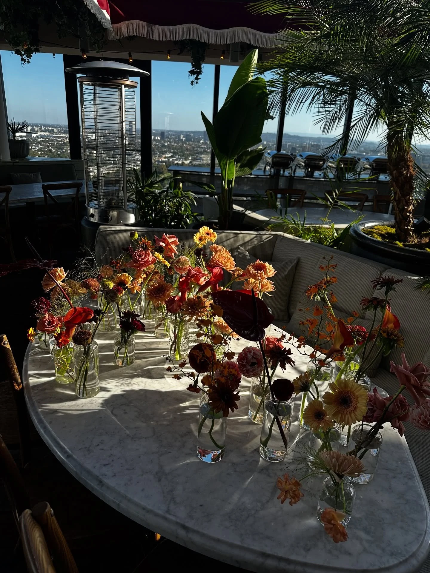 Nothing quite hits like rooftop views and this color palette 🍁
#luxuryeventplanner #losangelesevents #westhollywoodflorist #editorialflowers
