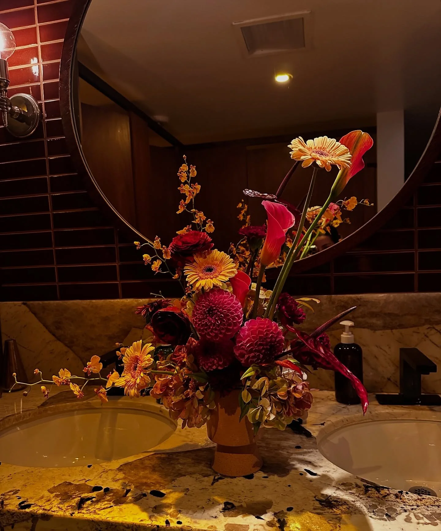 The bathroom selfie💋
*
*
*
*
*
*
#luxurylifestyle #luxuryweddings #luxuryeventplanner #westhollywood #floristsofinstagram #sculptural #2026bride #weddingflorals #losangelesbride