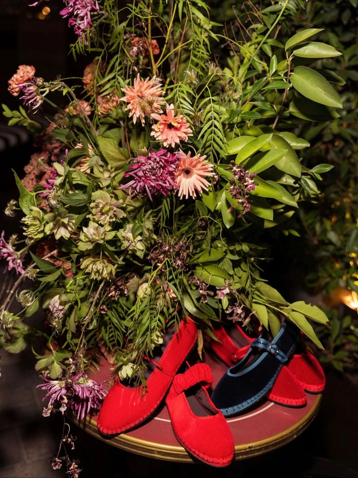 Talk about a dream collaboration! Flabelus' breathtaking shoe collection paired with a wild luxe floral display 👠 left me speechless. Thanks to @bar.coucou for the beautiful venue, @semina for the stunning pics, and @flabelus @christinacaradona for 