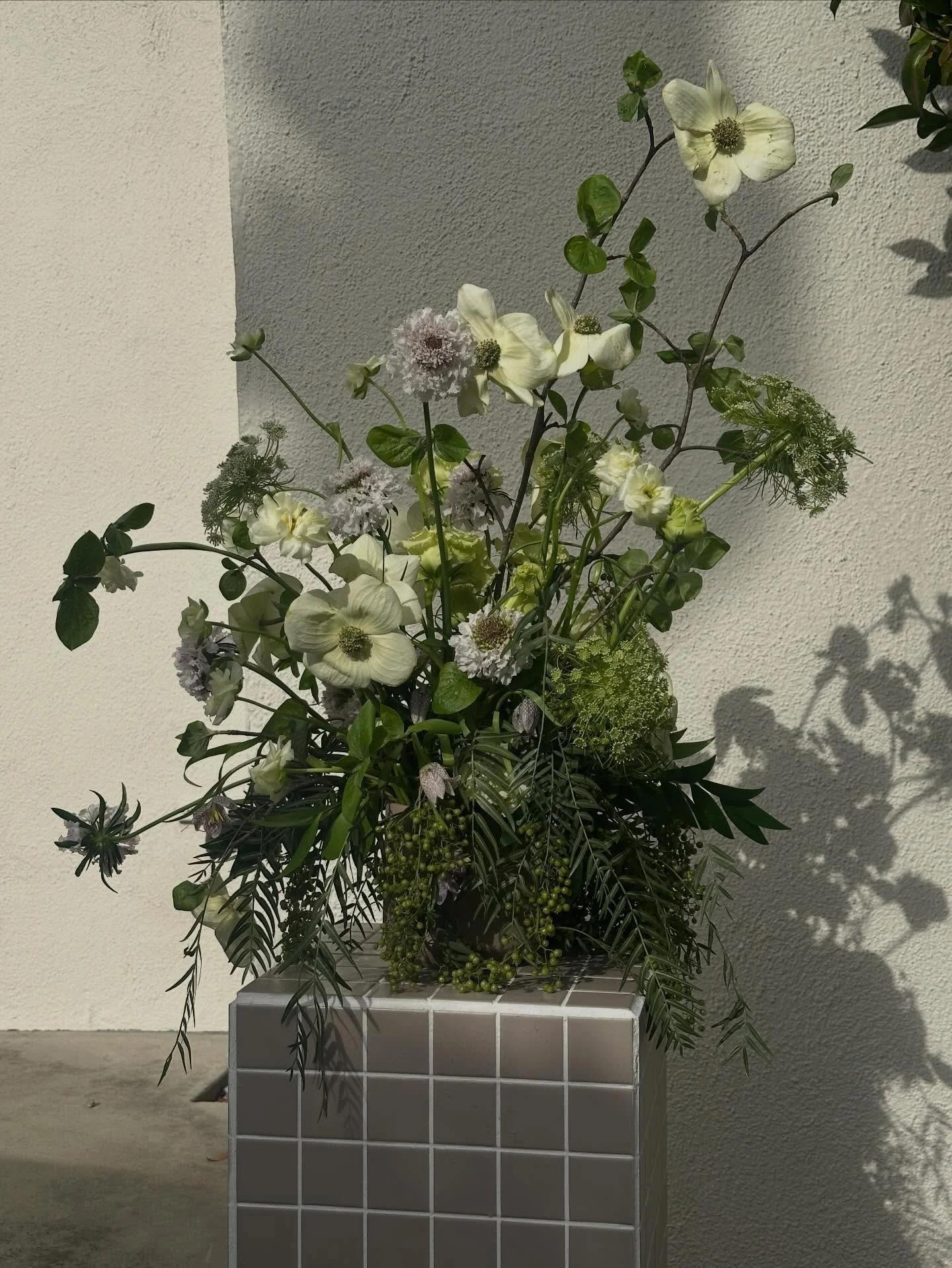 Imagine a whole room like this 

Editorial flowers, Los Angeles floral design, sculptural flowers