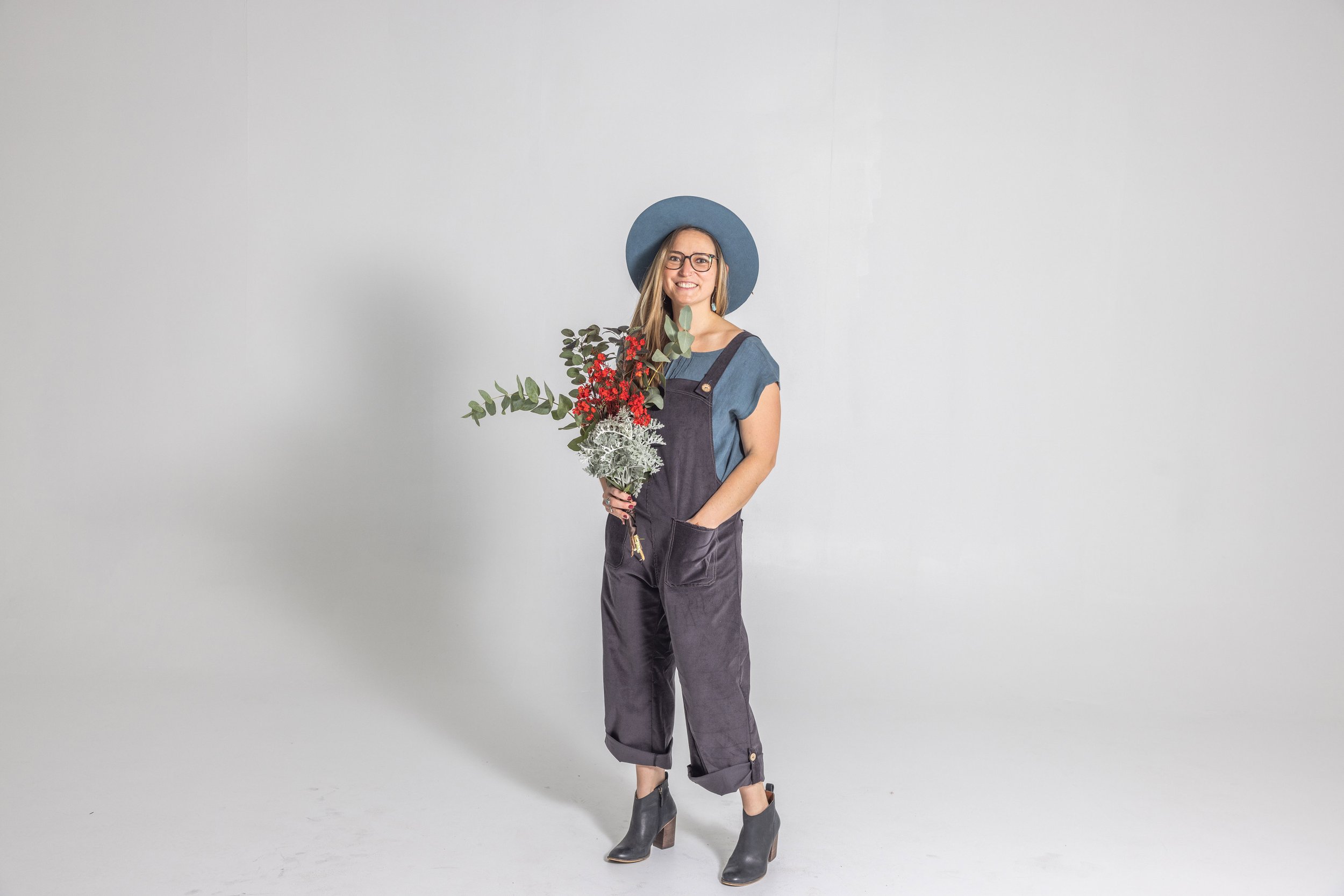 Foxlilie-womens-overalls-iron-corduroy-lidfestyle-frontside.jpg