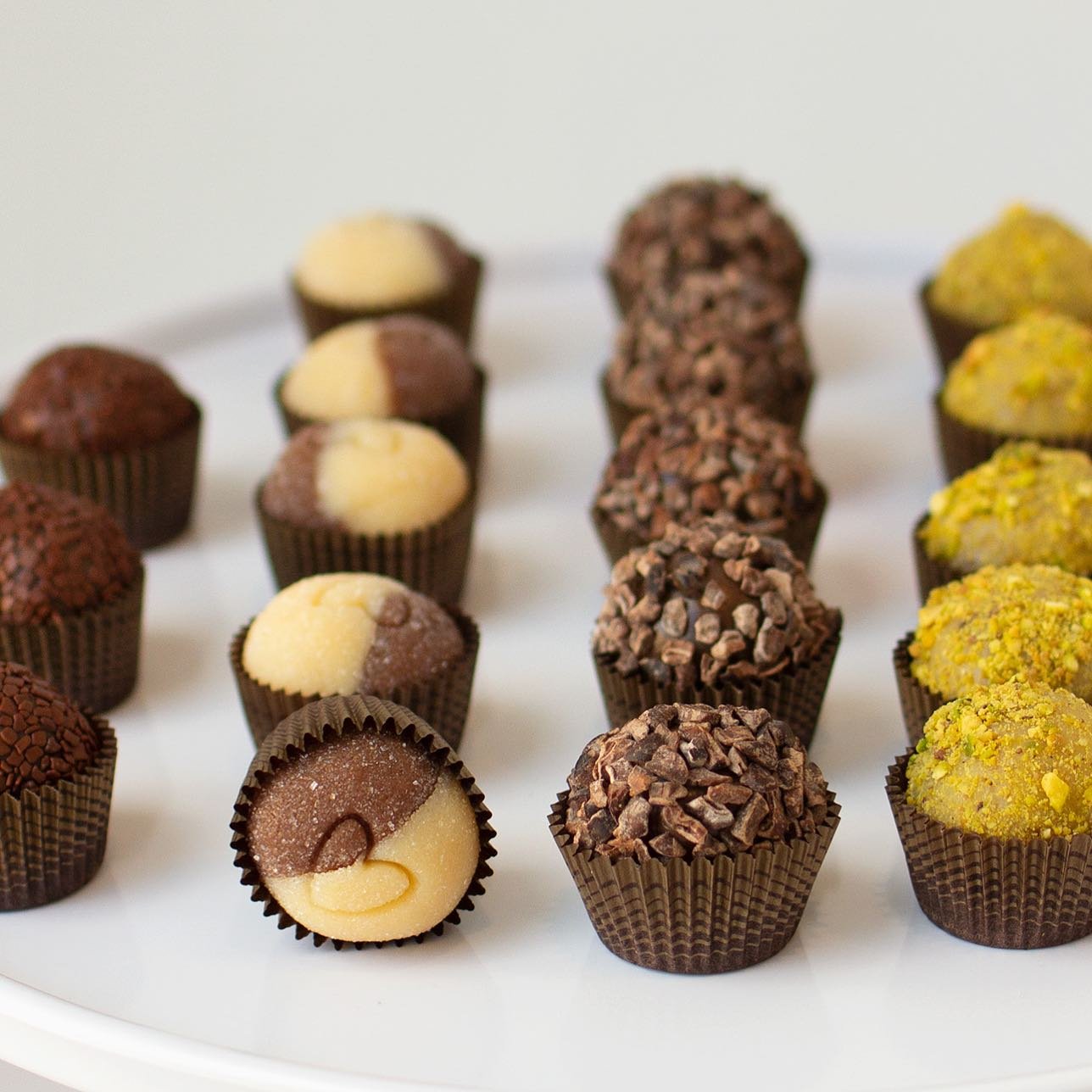 Do you know brigadeiro? This Brazilian sweet is very versatile and is part of all our cerebrations. 
Here at the atelier, we always have at least six flavors available every day and you can put together a special box for yourself or as a gift. 🤍🎈
.