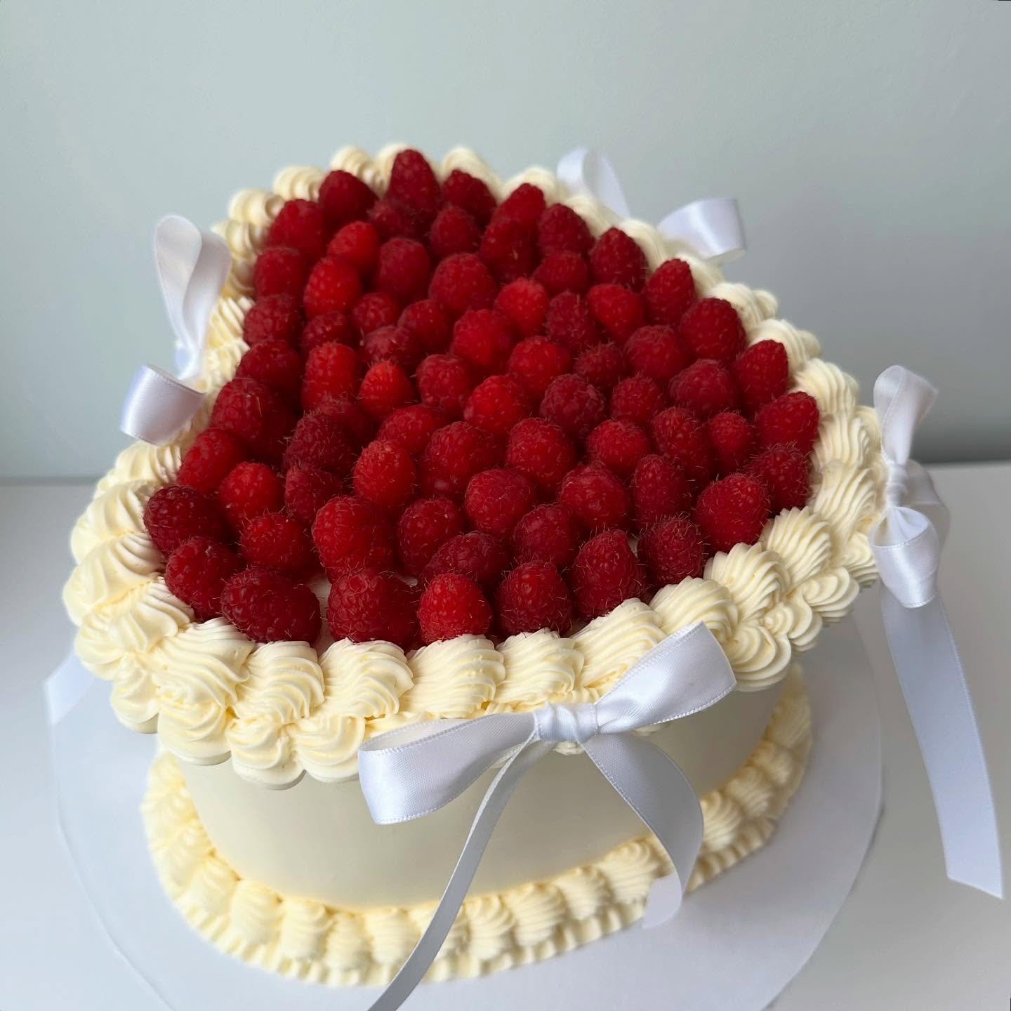 Amour en forme de g&acirc;teau 💕 Framboises et pistache + douceur br&eacute;silienne = coup de coeur. &hearts;️