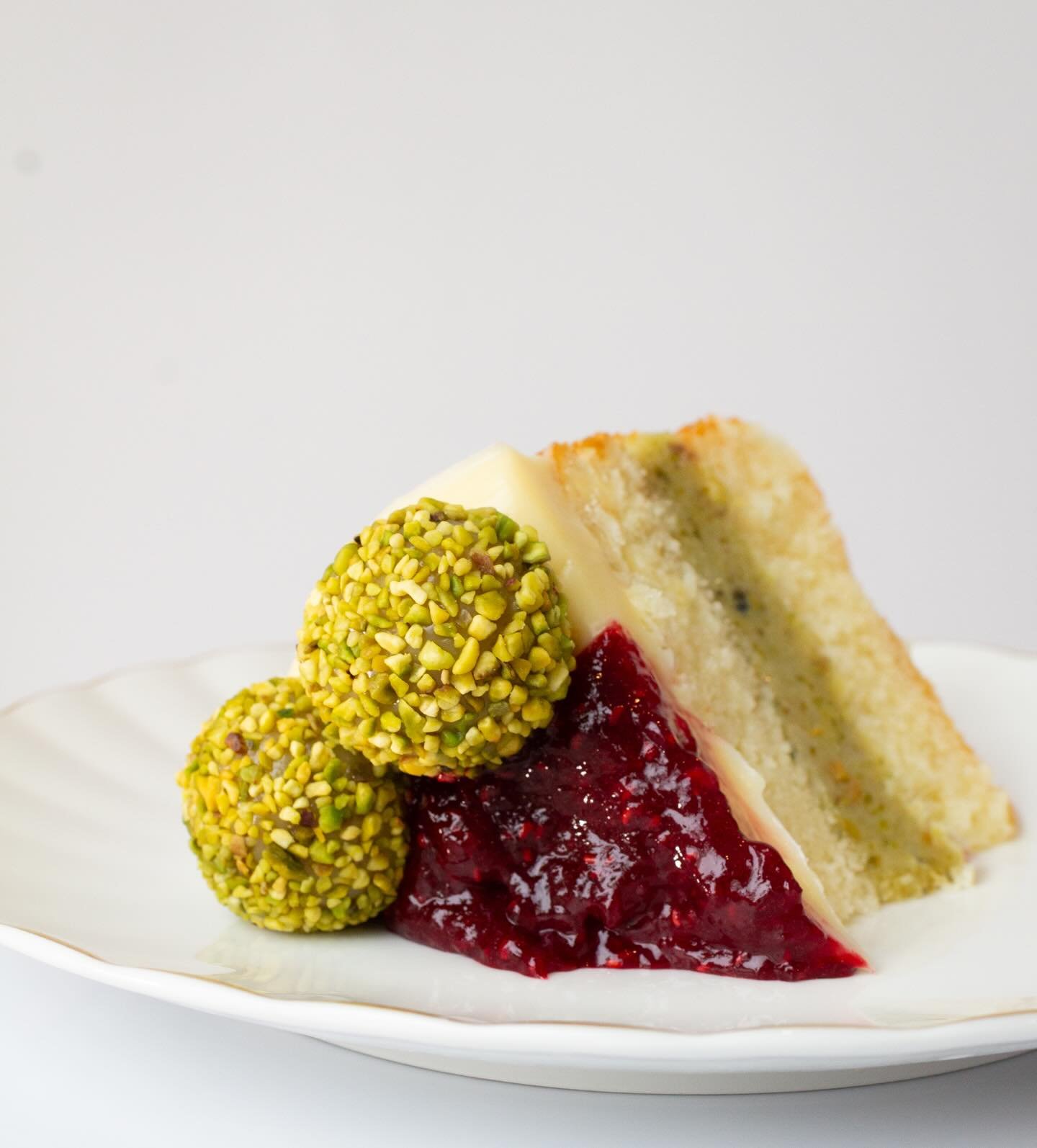 Cette combinaison de saveurs que tout le monde aime : pistache et framboise. Cette saveur est une pur d&eacute;lice ! L&rsquo;avez-vous essay&eacute;e ?😍🤍