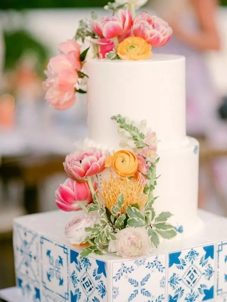 Cakes that Pop for Summer Weddings