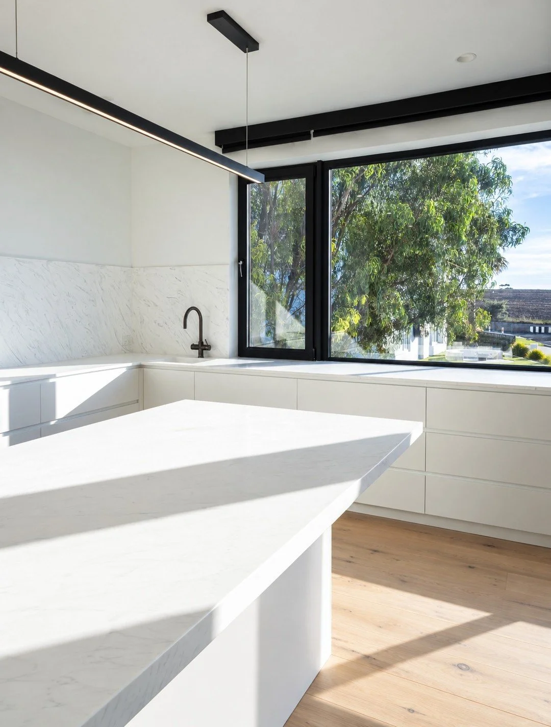 Living on the Sunshine Coast means plenty of natural light outside.

So why shouldn&rsquo;t your kitchen make the most of it?

Natural light can completely change how a kitchen feels.

Here, the large opening beside the island brings daylight deep in