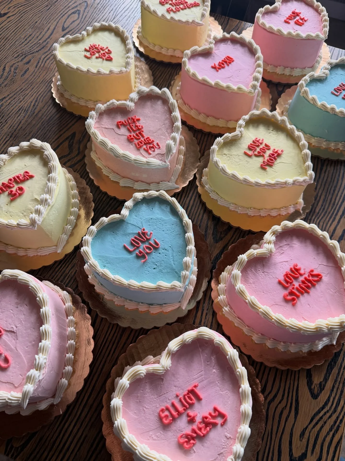 HAPPY VALENTINES DAY LOVE BIRDS!!!! I love love, and I love my custies, and I loved the time we spent in the kitchen this week making these cute AF desserts for all yall. XOXO from all 3 Jess&rsquo;s, Victoria, and cousin Tommy! 💕❤️🥰
.
.
.
.
.
#con