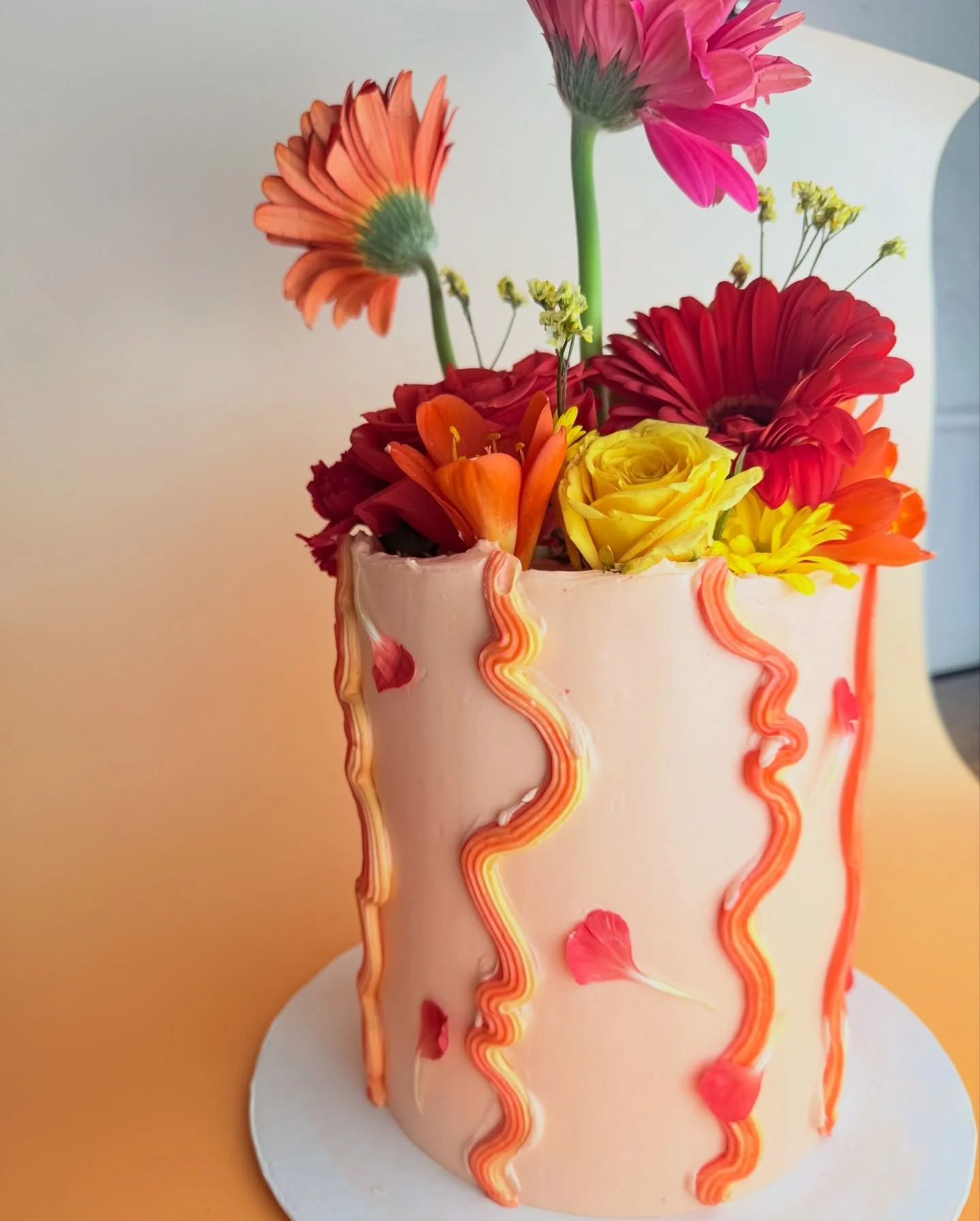 FIRE 🔥 themed birthday cake but make it with squiggs and flowers!!! Happy Friday bb!
.
.
.
.
.
.
.
#squigglecake #gerberas🌼 #rainydaycake #805eats #venturafoodie