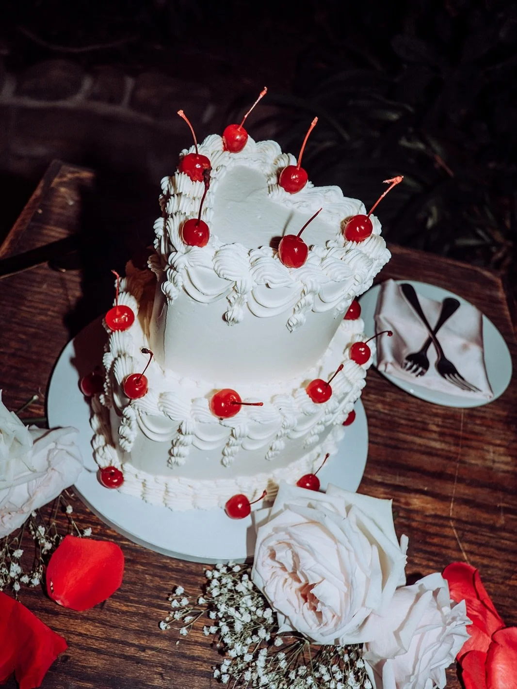 Lambeth 🍒 2 tier 🍒 heart shape!
These absolutely stunning photos by @rosemansuaid show a whole story&hellip; swipe to see the wedding guests being hand-fed funfetti bites from the Groom himself 🤣 Anyhow, we love to see it. Lambeth cakes aren&rsquo