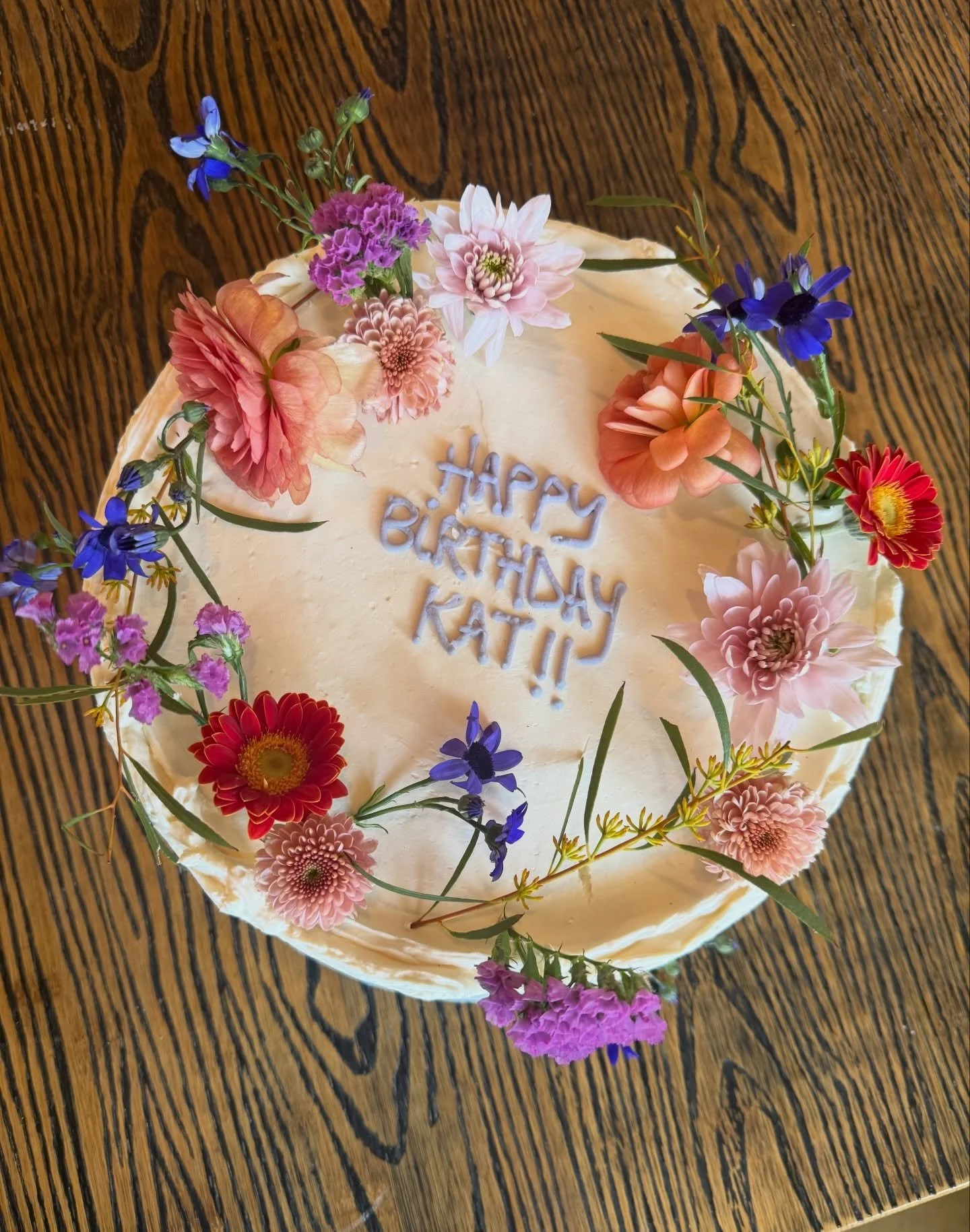 Spring is springing forth! Here&rsquo;s what you can expect when you order cake from my webstore&hellip; simple, colorful, lovely and light. XOXO, enjoy the extra daylight today!
.
.
.
.
.
.
#springflowers #cakedecoration #805eats #venturafoodie #mid