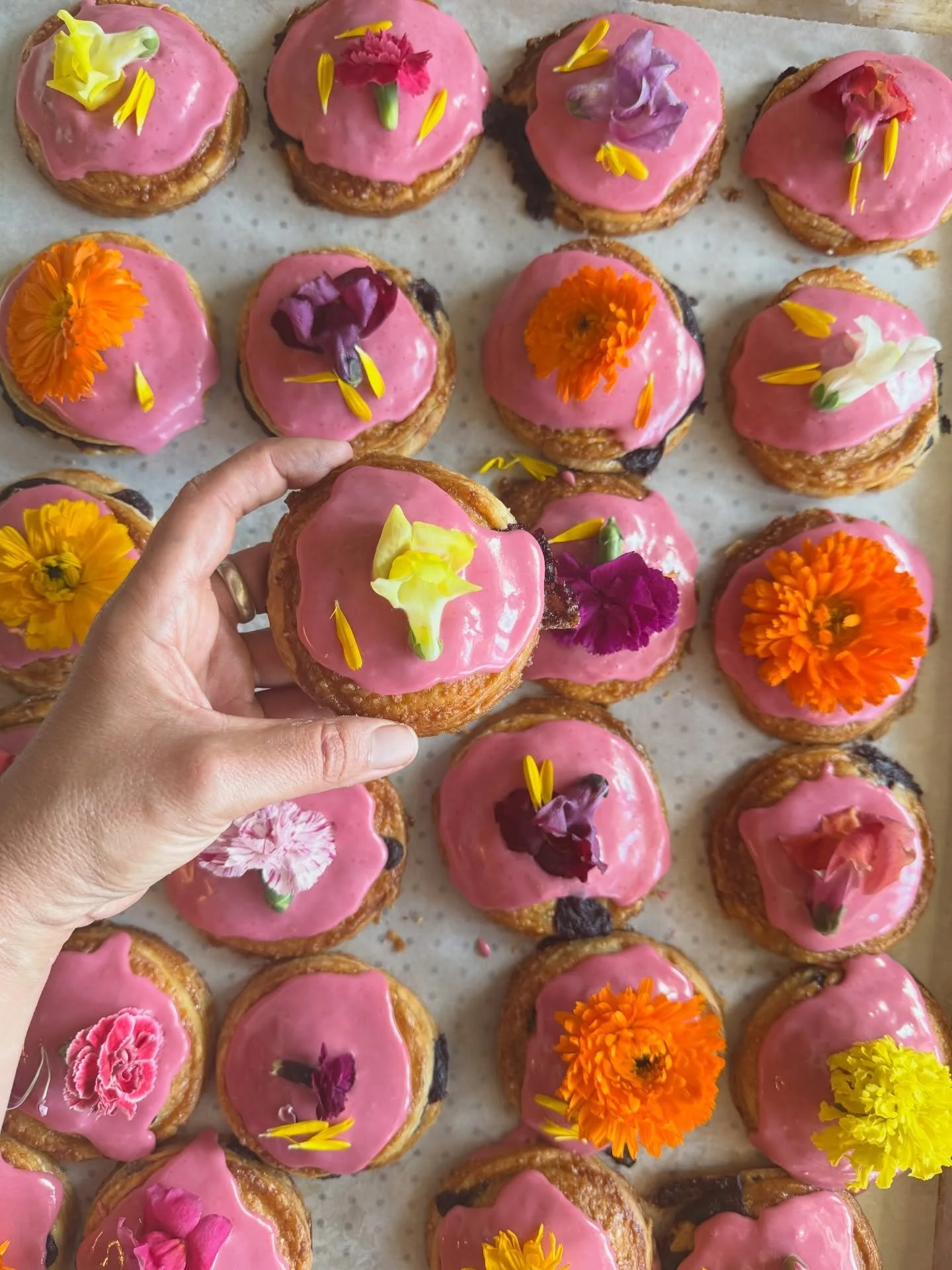 Just had to immortalize these raspberry handpies on the grid! The most perfect flaky tart dough wrapped around raspberry curd, edible florals, and a bright glaze. They&rsquo;re my favorite snack if they&rsquo;re on hand! &hellip;If I&rsquo;m being ha