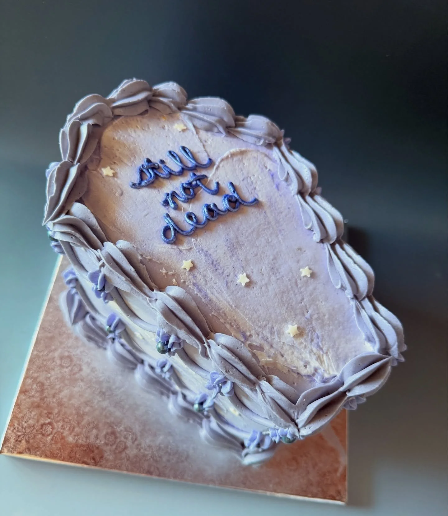 🪦🥀Still not dead💀 a little momento mori for Alyssa&rsquo;s birthday. We Stan a goth queen! I got a little bit of a crash course in goth culture while I decorated this baby&hellip; Victoria reminding me that life is fleeting and also it&rsquo;s FAS