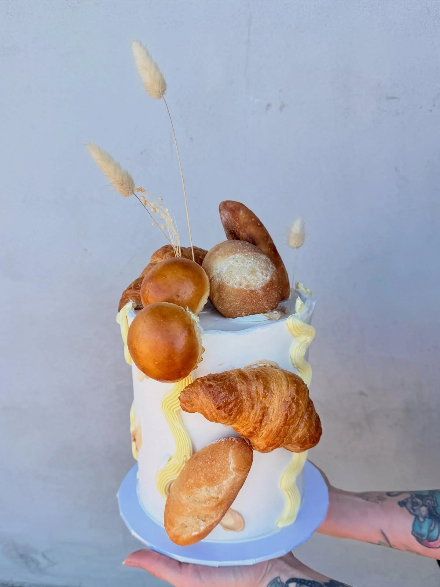 &ldquo;our little loaf!&rdquo; 🥖🥐🍞 A bread themed 1st birthday cake for a kiddo obsessed w bread, with little mini buns, baguettes, and croissants baked fresh by my friend Jen @garu.breadandbutter ✨I am DECEASED 🤣🥹 she&rsquo;s so damn cute. PS: 
