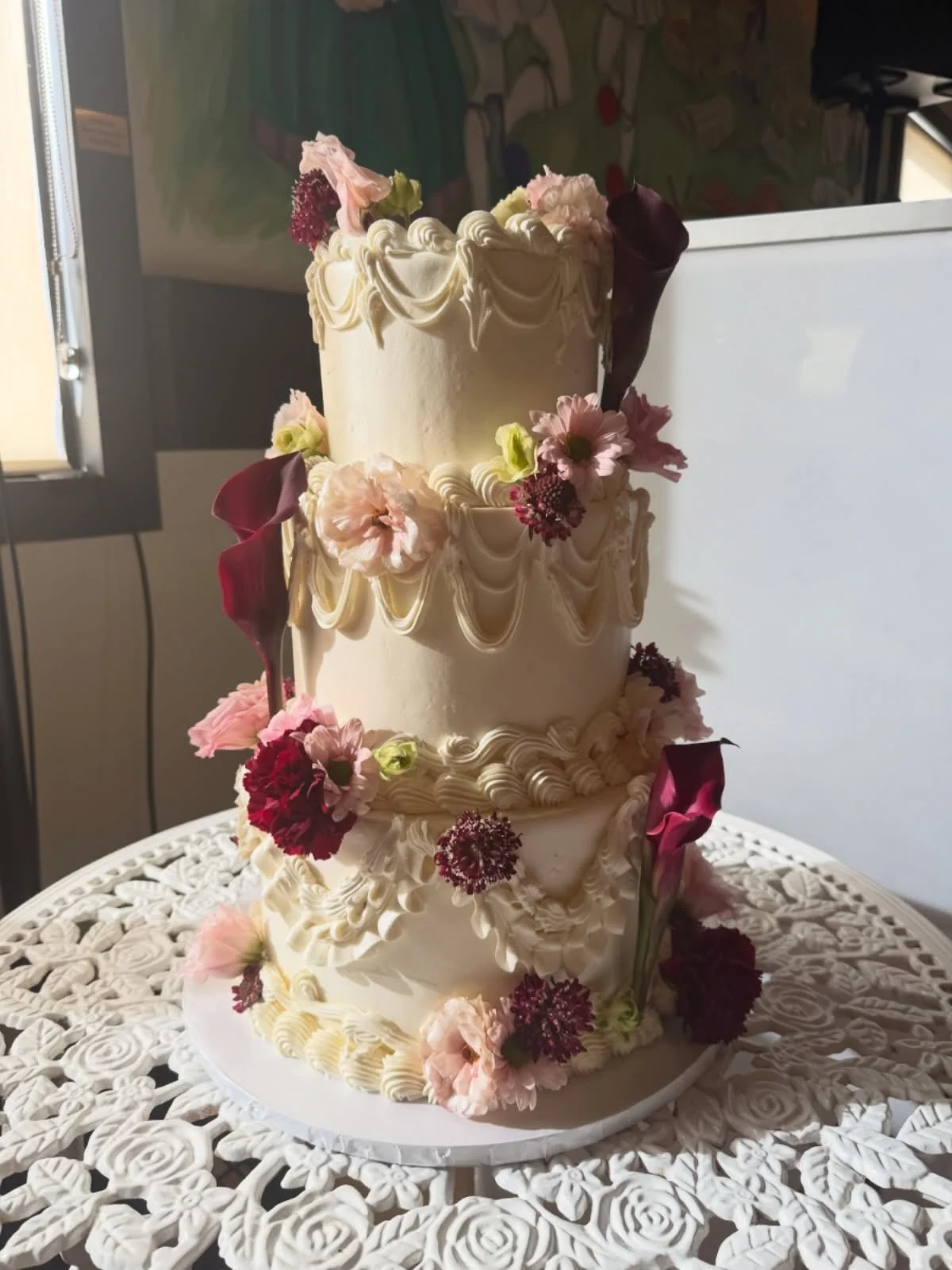 TFW the iPhone photo is just oh-so-perfect, you can&rsquo;t even wait for the professional shots to post 📸
&ldquo;Moody pride and prejudice&rdquo; vibes! I love her so much, and I had the most heartwarming moment of setting up this cake surrounded b