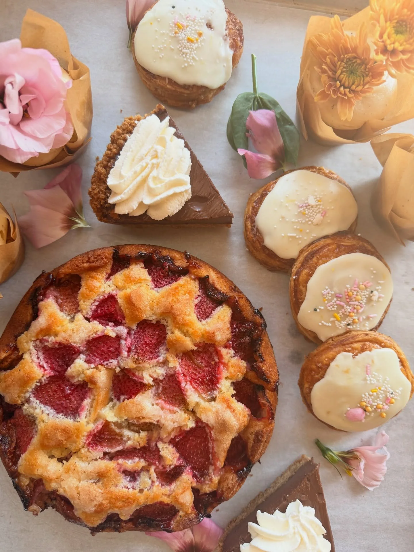 Last chance for Mother&rsquo;s Day preorders! 🌸We have such a fun menu: roasted strawberry shortcake, streusel coffee cake, mixed dozen floral cupcakes, lemon hand pies, and chocolate cream pie&hellip; all the hits. Scoot on over to the webstore now