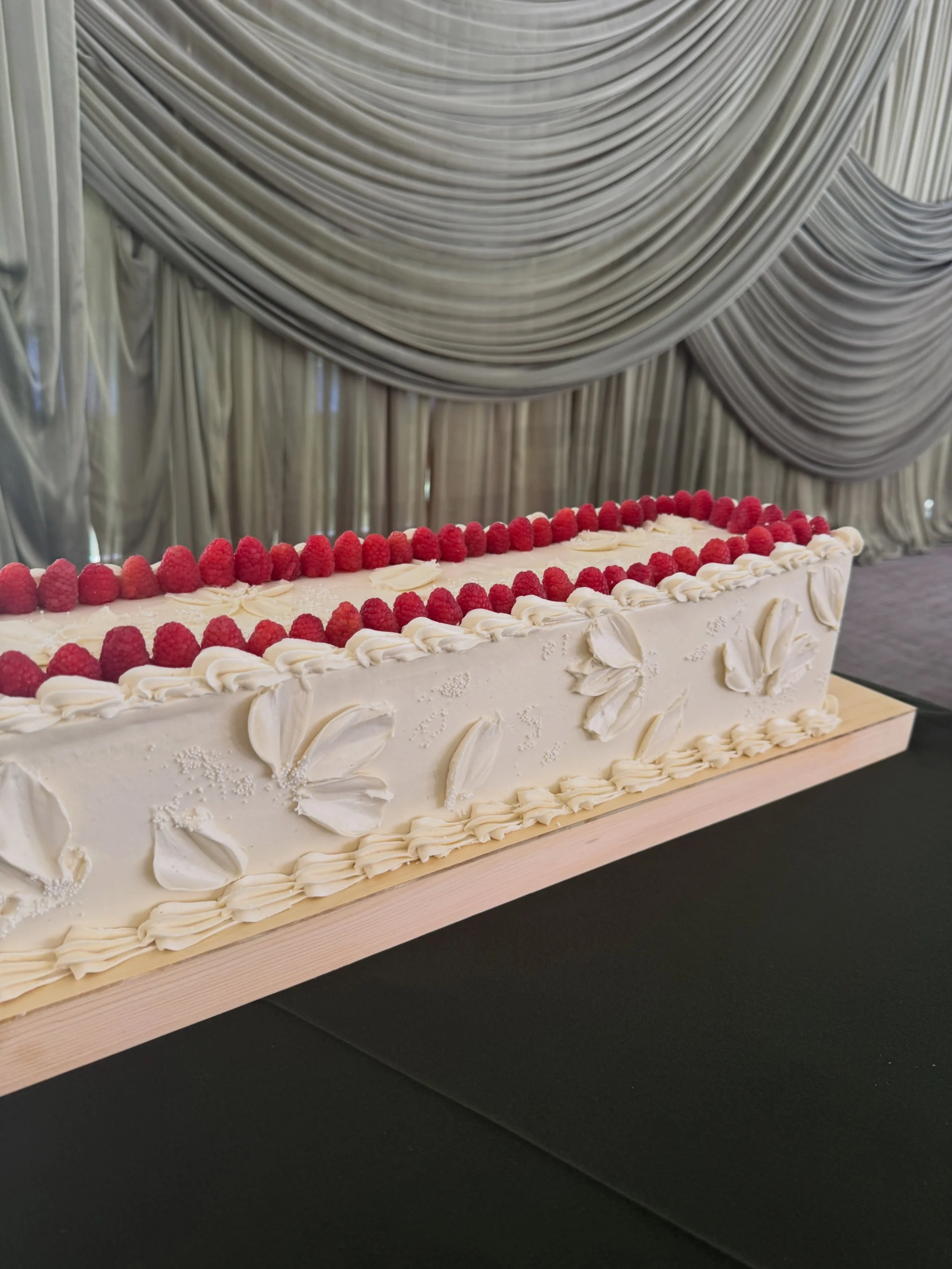 Palette knife florals&hellip; shell piping&hellip; raspberry border&hellip; a vision in ivory and butter 💋
.
.
.
.
.
.
.
 @apanacheaffair @calamigosevents 
#weddingcake #longcake #venturafoodie #805eats #malibuwedding