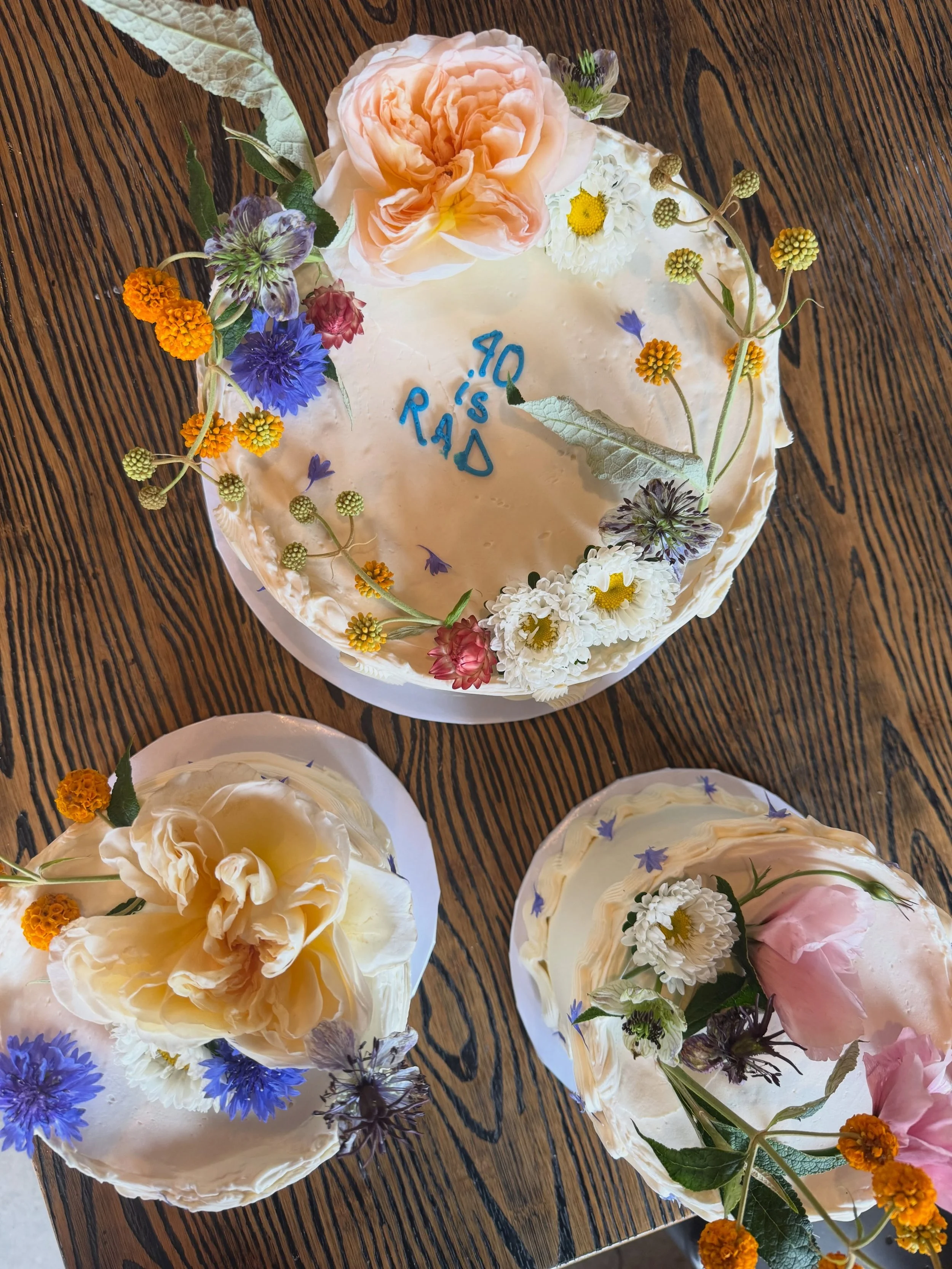 Some of this week&rsquo;s &ldquo;baker&rsquo;s choice florals&rdquo; ➡️ and they absolutely sing with whimsy. Buttercream waves with bachelor button sprinkles. Cheers to my sketchbook 🌸
.
.
.
.
.
#springflowers #flowercakes #805eats #venturafoodie #
