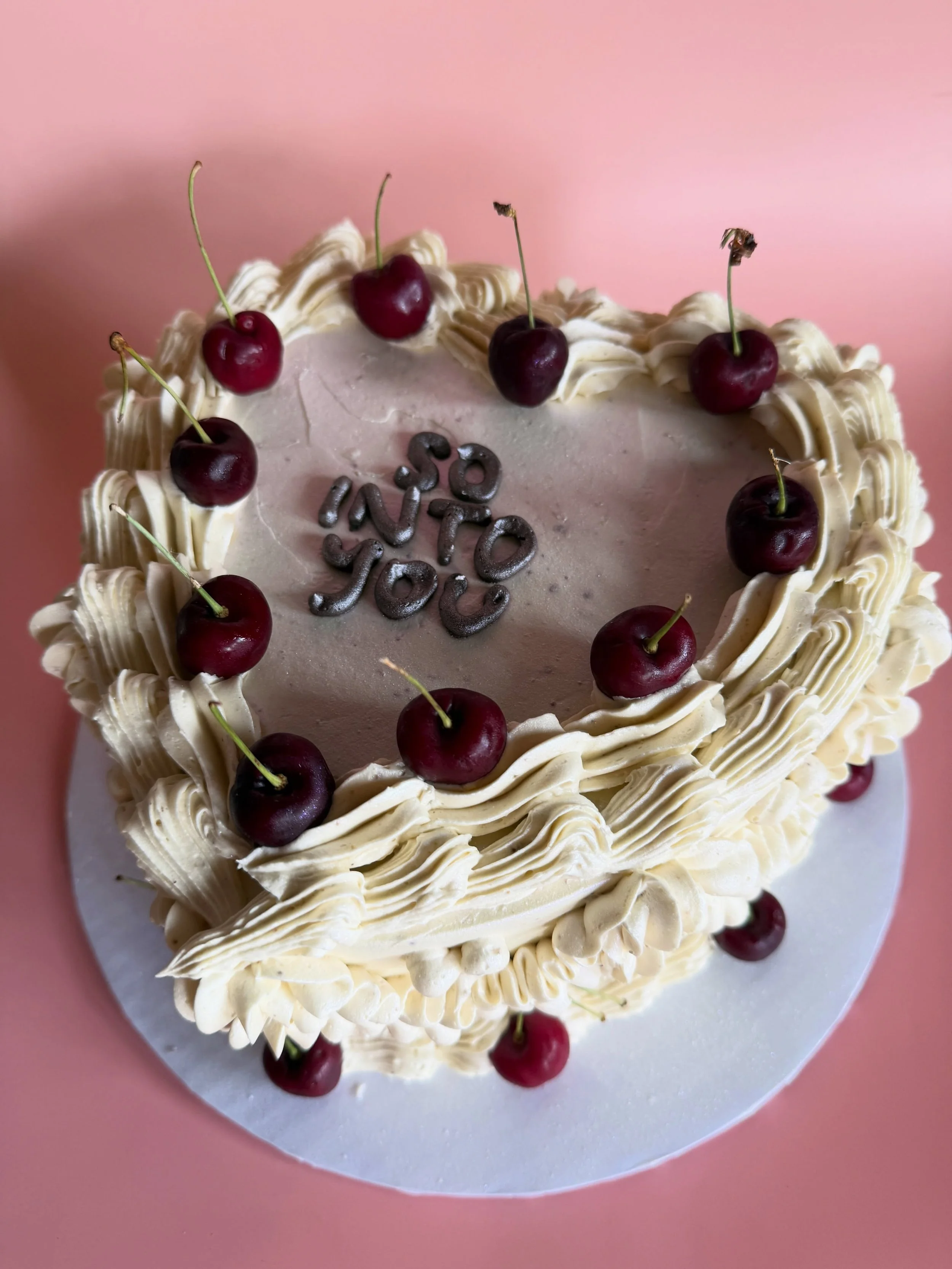 This beauty absolutely ✨sparkled✨&hellip; we covered her in edible moonstone glitter and pearl spray! And hey, this cake made it all the way to Vegas 🖤 raspberry cake with pistachio buttercream and raspberry curd, YUMMMM!
.
And hey while we&rsquo;re