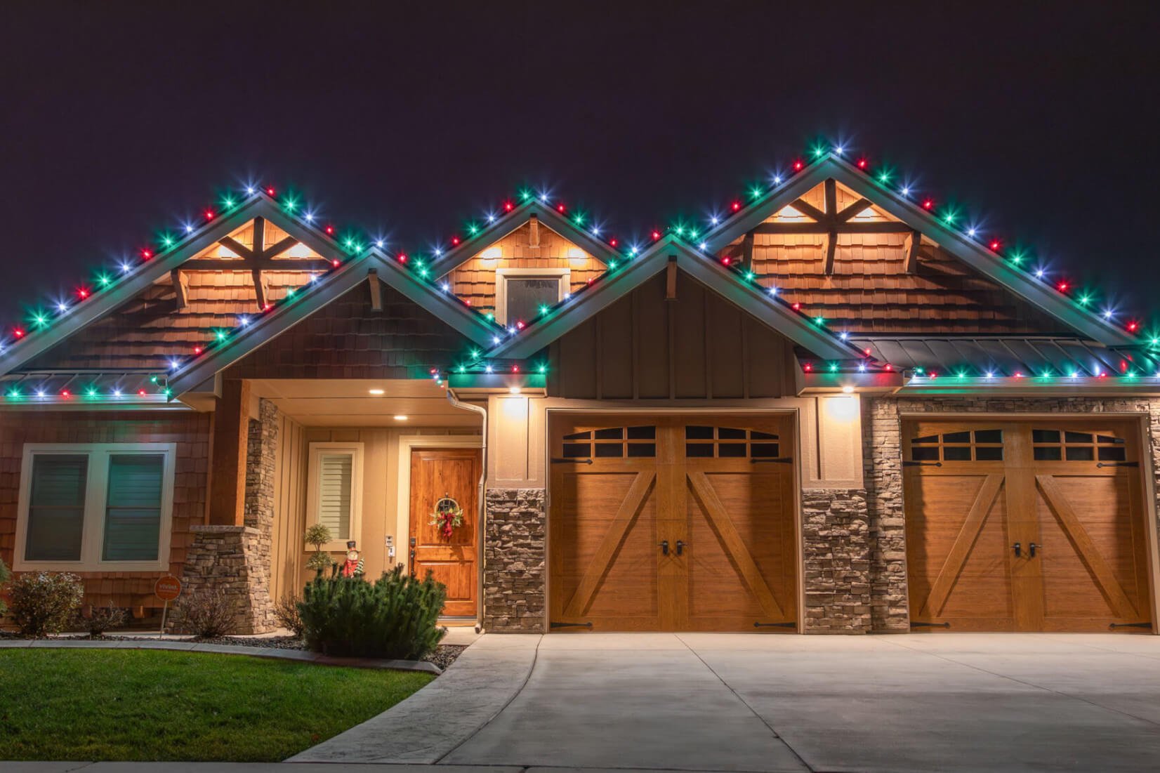 Custom-Christmas-Lighting-cool-white-green-professional-Installation.jpg