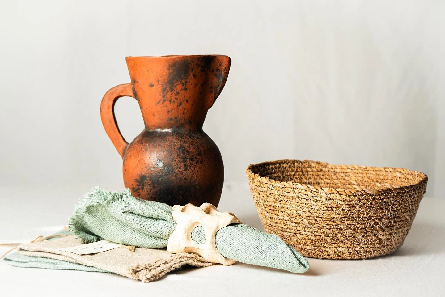 Simple yet beautiful items for your Holidays Lunch set up ! 

Tableware : Barro rojo bru&ntilde;ido from Amvleto workshop, Italian Tuscany handmade linen, Minerva Ay&oacute;n ceramic holders pieces &amp; Tuscan mini basket. 

.
.
.

#tableware #onlyp