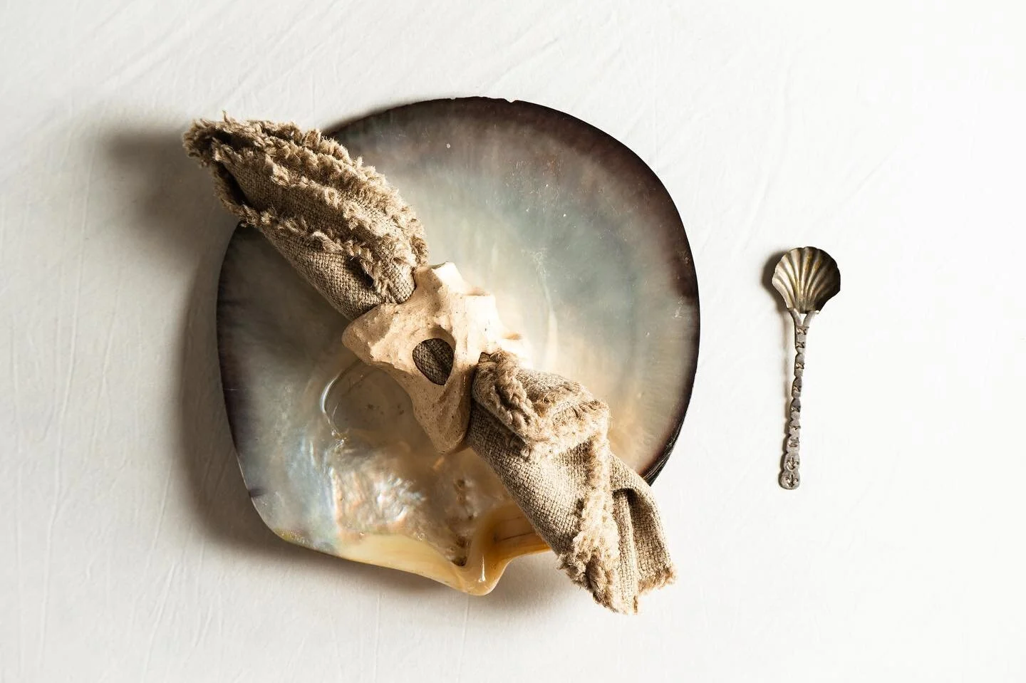Sunday Dreams this amvleto FINDS for mermaid dinners. 

1. Seashell plate, Italian linen handmade handkerchief, ceramic holder piece by Minerva Ay&oacute;n 2021 Museo de Arte Contempor&aacute;neo Carrillo Gil. 

2. Venetian Tiny silver spoon. 

3. Br