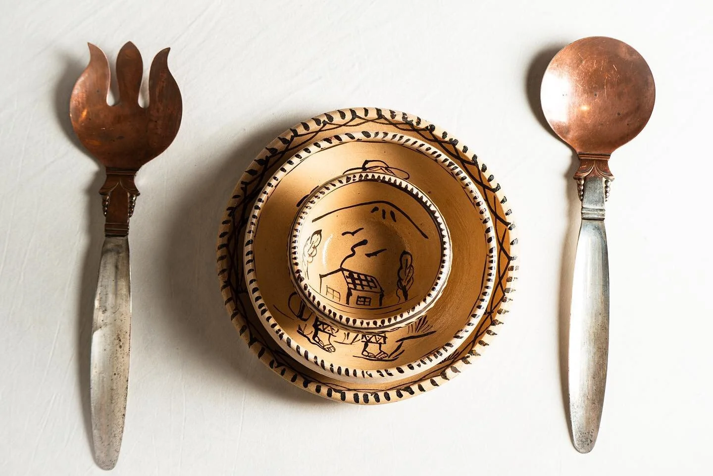 Amvletos de barro, plata y cobre. 

Set de cubiertos vintage hecho a mano en cobre y plata quintada. 

.
.
.

Shop via DM &amp; amvleto.net 

#decore #home #decore #vintage #interiordesign #collector #finds #copper #silver #sterling