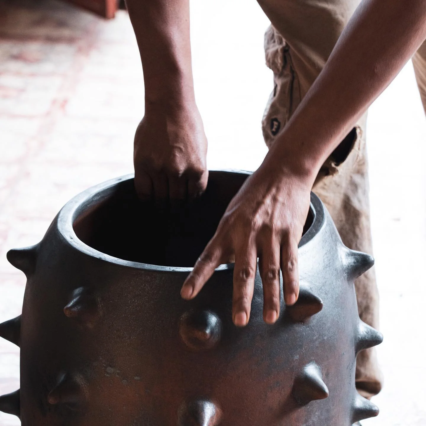 Barro negro bru&ntilde;ido with traditional &ldquo;pochotes &ldquo; originally from Oaxaca but adapted now a days from diverse artisans in the region of Guerrero and Michoac&aacute;n. 

This pot is perfect for saguaros ! Come find it in our new Ateli