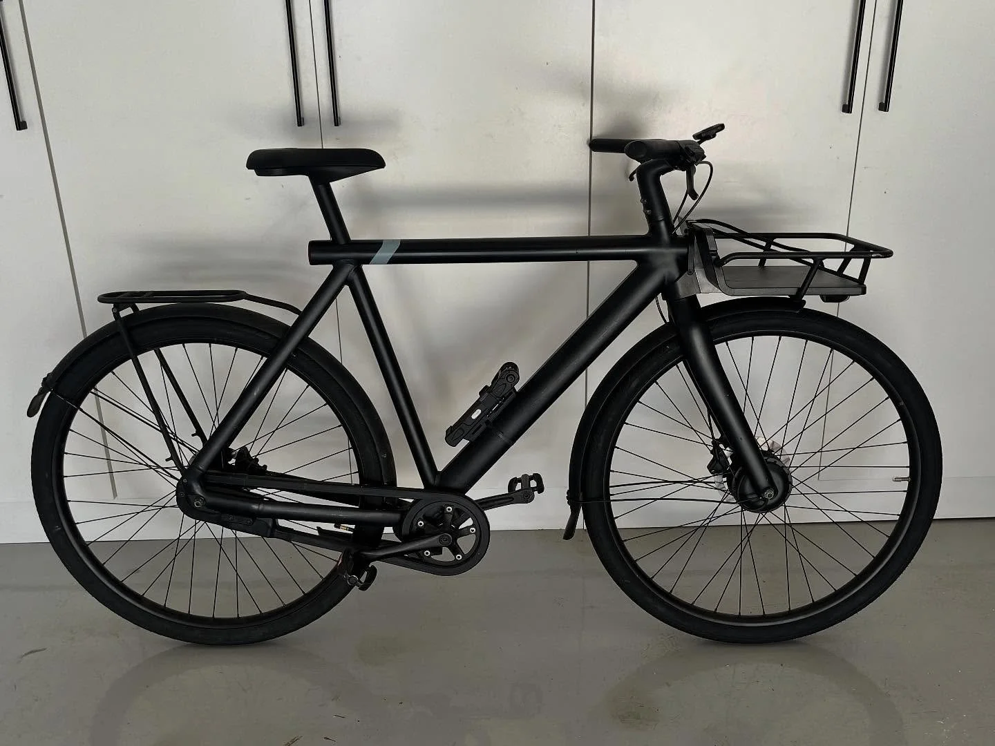 Van Complicated: took 30 mins to fix a rear flat tire on this VanMoof e-bike. So many covers and little bolts… and seemingly no way to disconnect the Sturmy Archer electric internal geared hub. Also did a brake service and new pads (which were