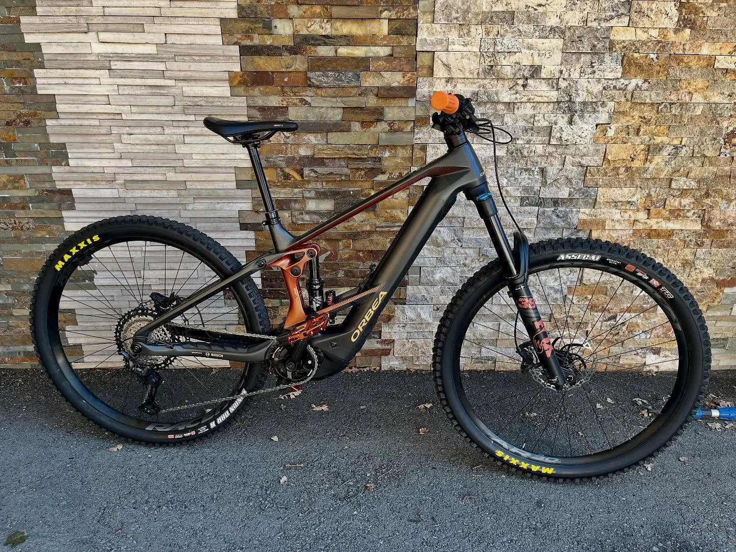 100% coverage #RideWrap AND fork wrap for this #Orbea Wild e-bike. Man&hellip; these installs are tedious, but SO satisfying. I think ive got almost 50 under my belt at this point! #orbeawild