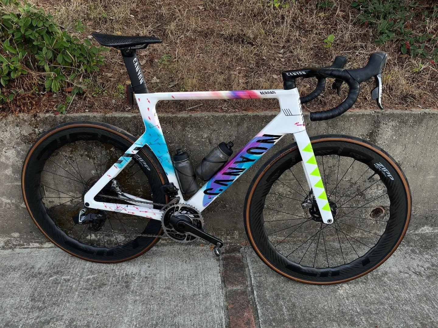 Tune-up: I absolutely love the wild paint job on this #canyonaeroad whats the point of an expensive bike if its just gonna have a boring black paint job?! I digress&hellip; 

For some reason Canyon designed this bike with a headset that does not use 