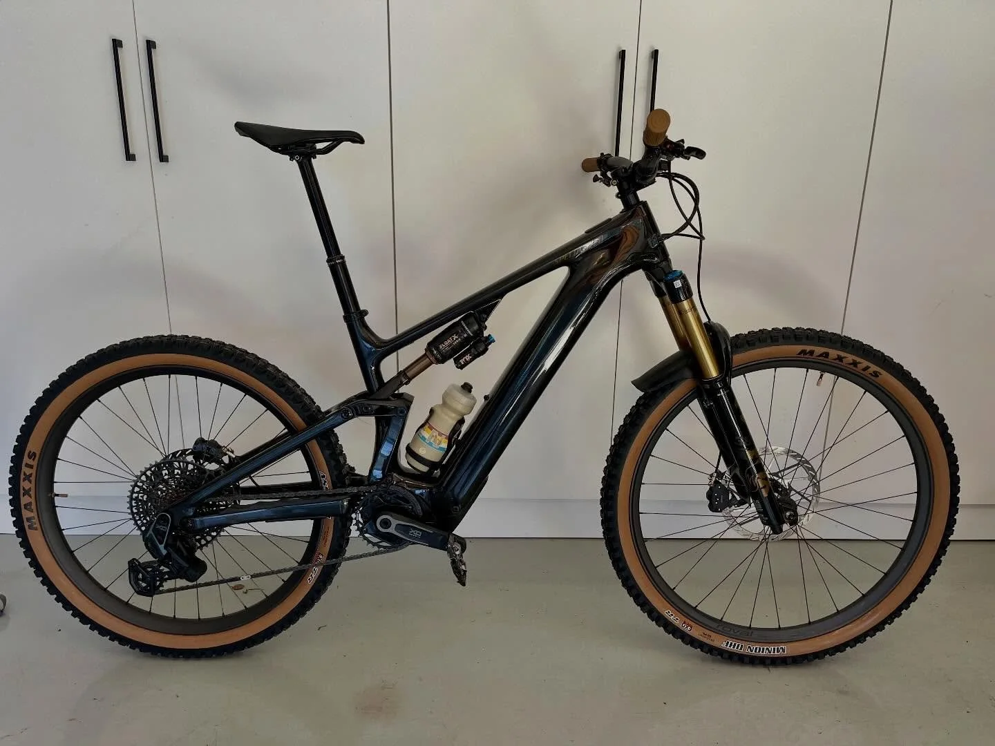 Bling: a little bit of gold hardware and &ldquo;gum&rdquo; colored rubber to liven up and tie together an otherwise dull looking 15$ THOUSAND dollar bike! This K-shaped economy we got&hellip; these companies know where their bread is buttered! #speci