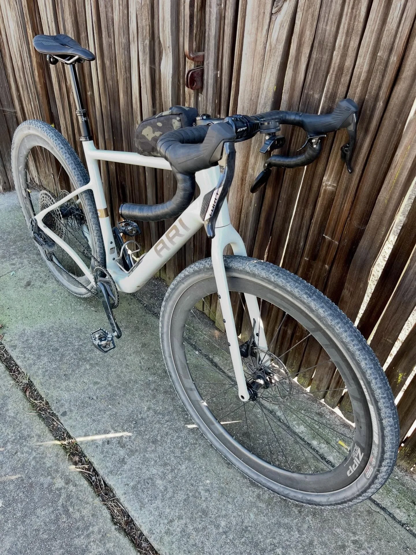 Dropper post install on this Ari (formerly Fezaari) gravel bike. Because the cable wraps under the bar tape, cable housing length and lever placement is crucial. Many times, you see these installed and the cable is wayyy too long; not here. I gotta s
