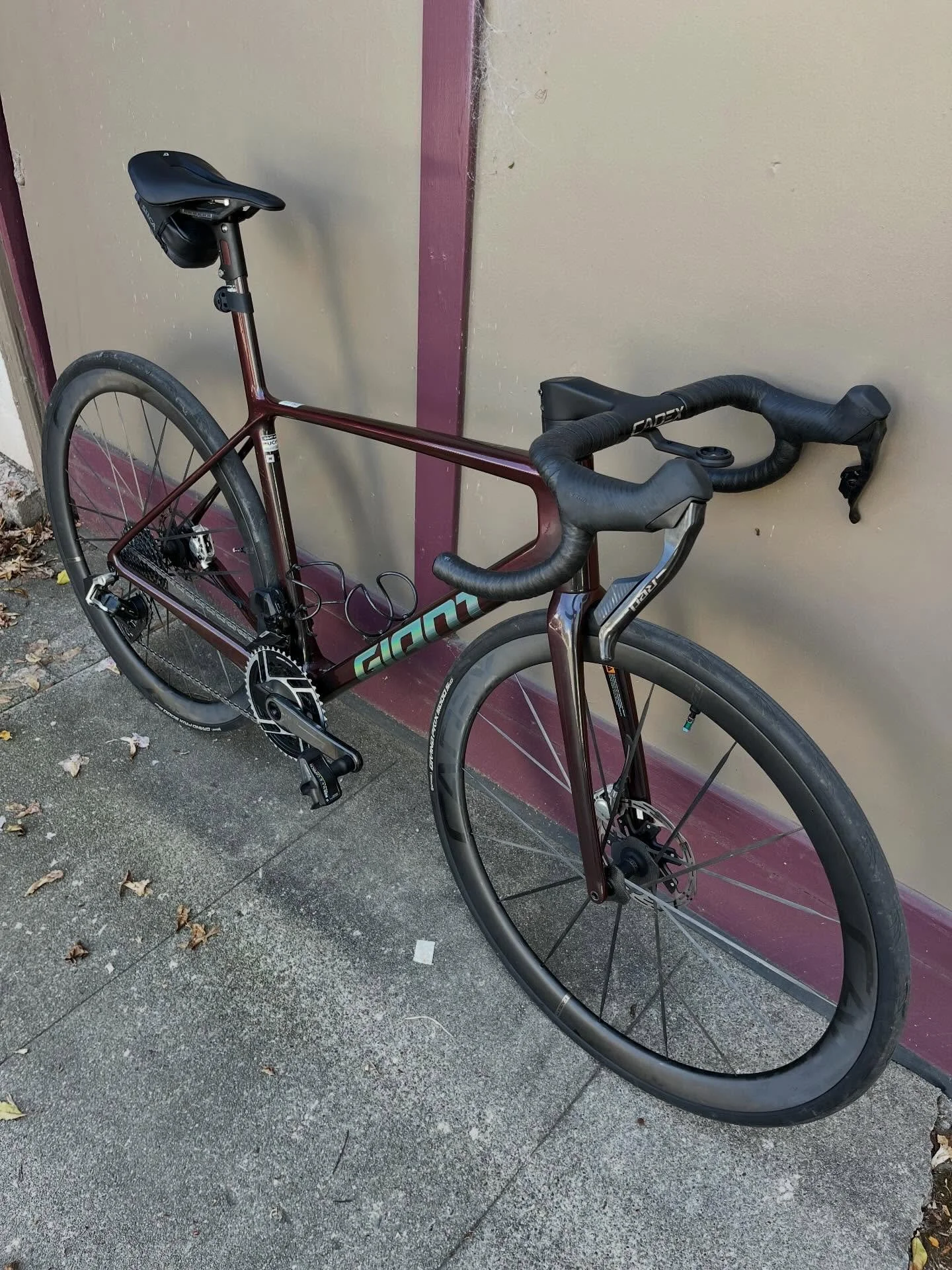 Handlebar Swap: very lovely and simple design for the internal routing headset on this Giant. Last few years, companies are really sorting out the best way to do this setup and it&rsquo;s great to see. Unfortunately, the bars were a little bit bigger