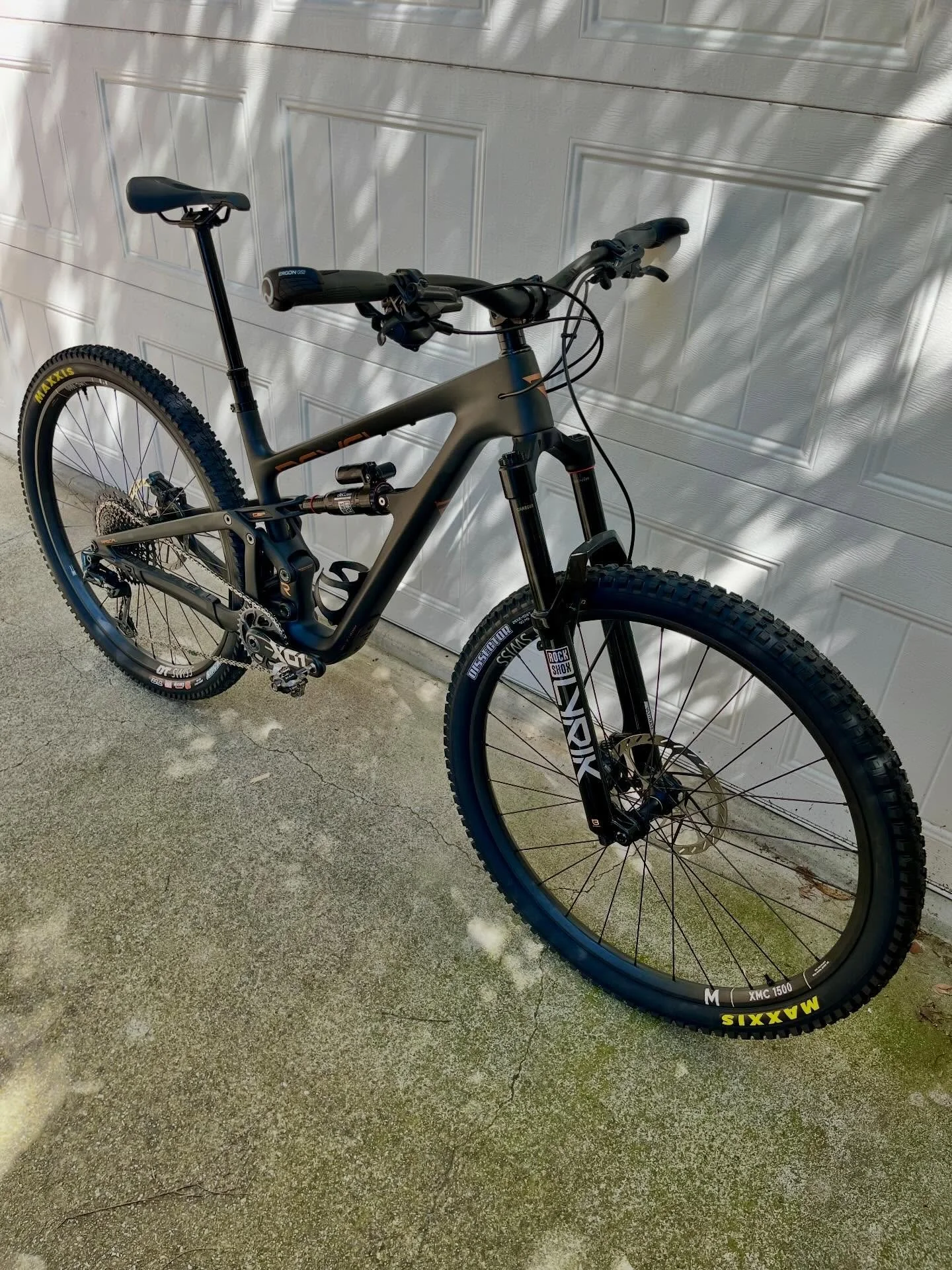 Frame-up build: nothing like turning a pile of parts into a running, ripping bike! The newest generation of shimano XT seems nice enough. Not sure why we have to keep moving the cables closer to the bar (similar to SRAM) but ok 🤷🏽&zwj;♂️ #shimanoxt