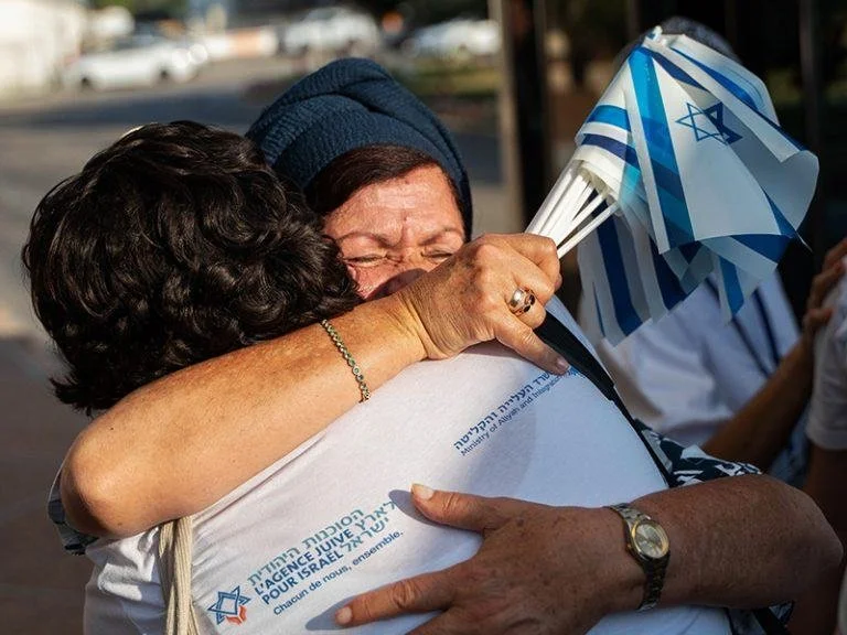 Olim-hugging-on-arrival-in-Israel-768x576.jpg