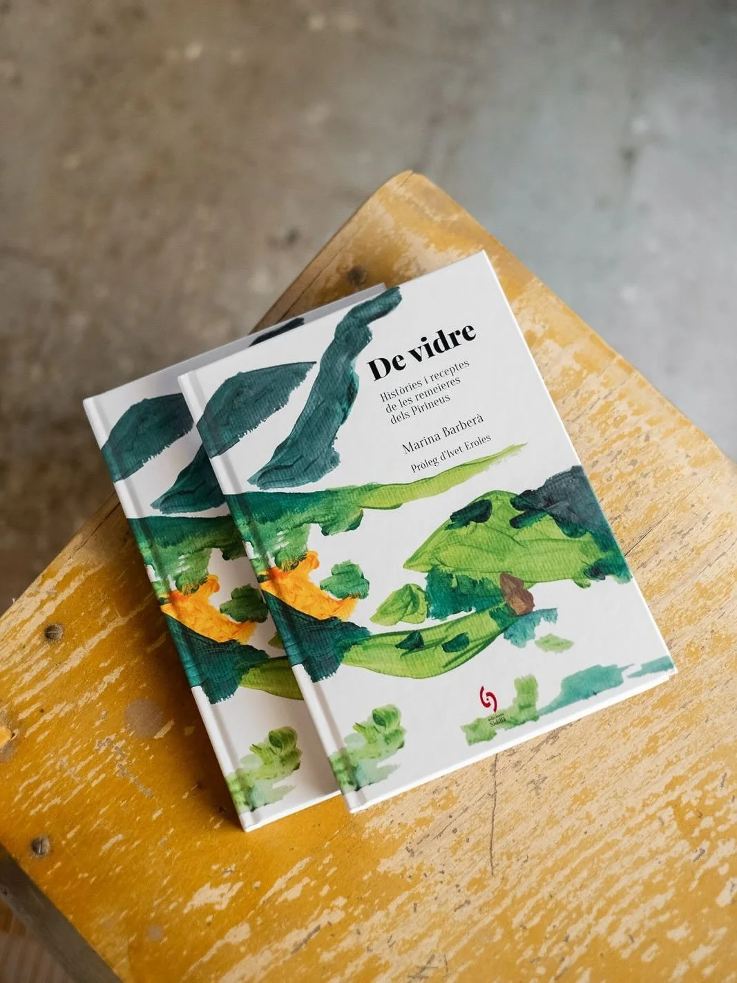 Avui hem tastat la primera cullerada del xarop de pi que ha passat setmanes a sol i serena a la finestra de casa 🌙☀️

&rarr; Un dels remeis que recullo a &lsquo;De vidre. Hist&ograve;ries i receptes de les remeieres dels Pirineus&rsquo;

@edicions_s