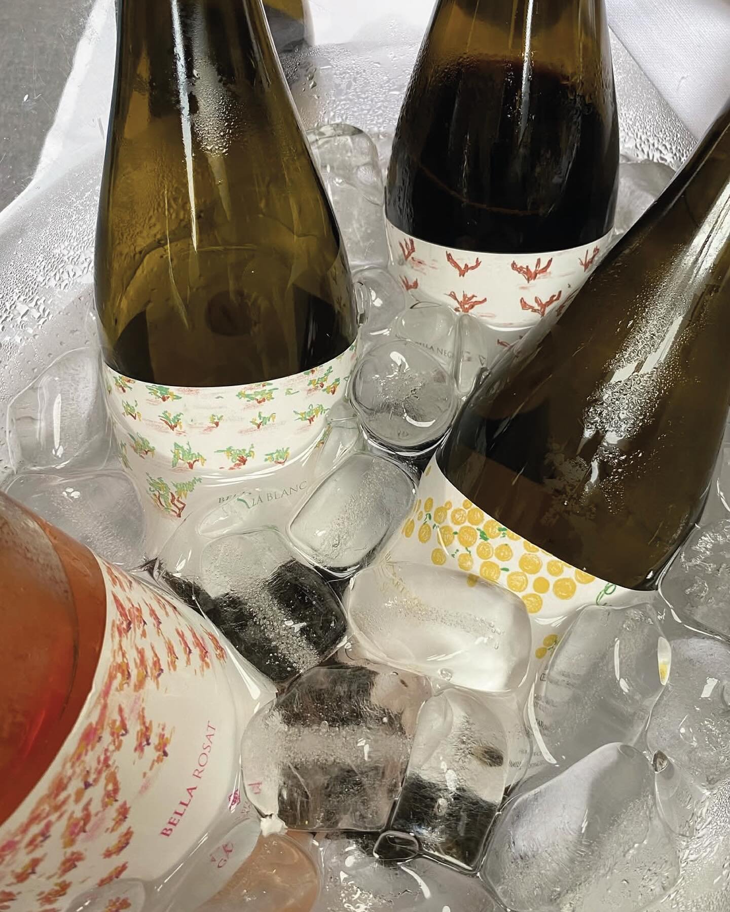 &Eacute;s temps de verema i volem aprofitar per ensenyar-vos el redisseny de les etiquetes pel Celler Mas Bella (@cellermasbella_): cinc dissenys que capturen l&rsquo;estacionalitat i els canvis de formes i colors que viuen les seves vinyes belles i 