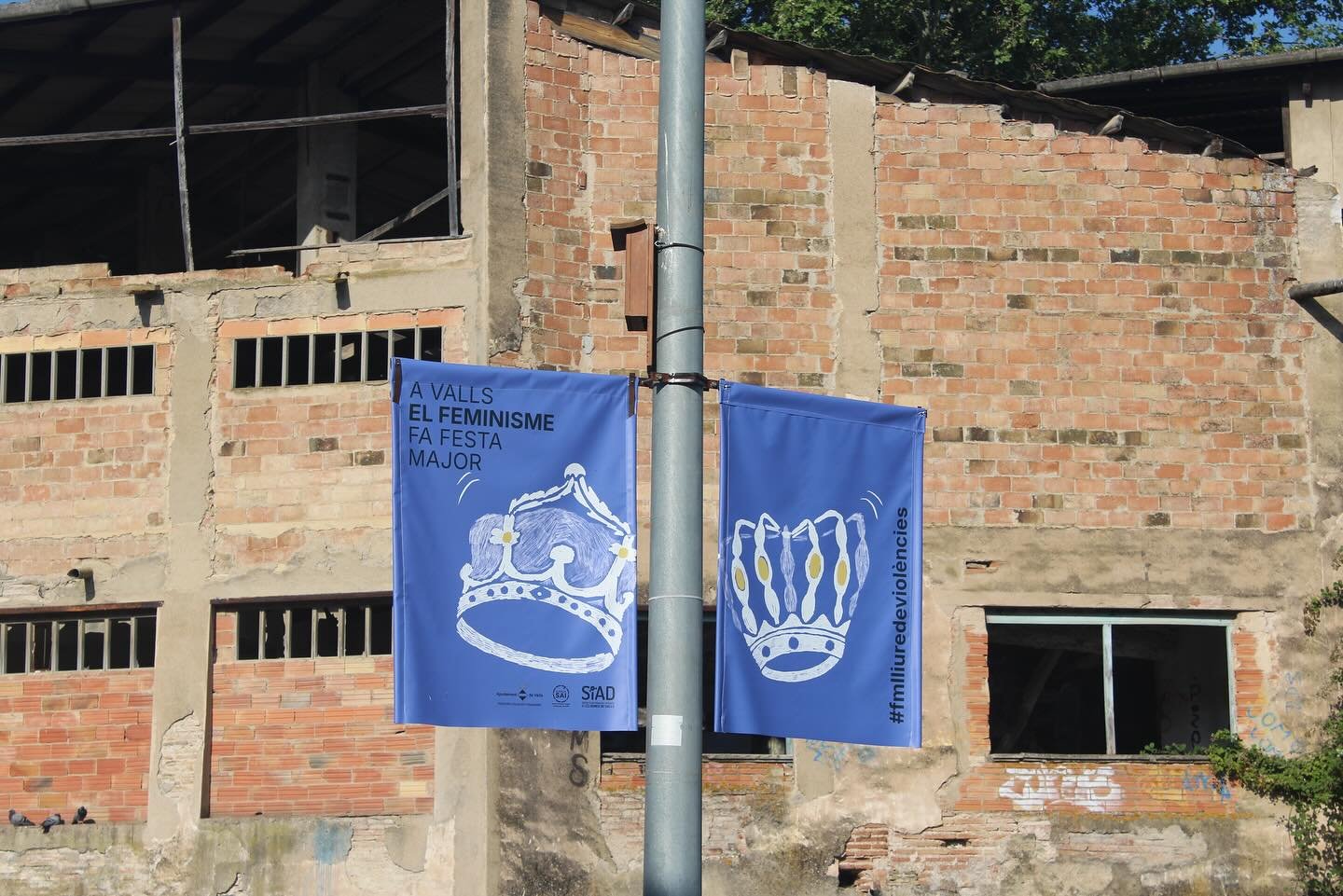 Amb les corones de les &agrave;ligues &mdash;la nostra i la que vindr&agrave;&mdash;, la boca de la mulassa, la geganta i la gegantona, els castells, el lladrefaves i el gegant de la porra i els ulls del lle&oacute;... diem adeu a la Festa Major 💜

