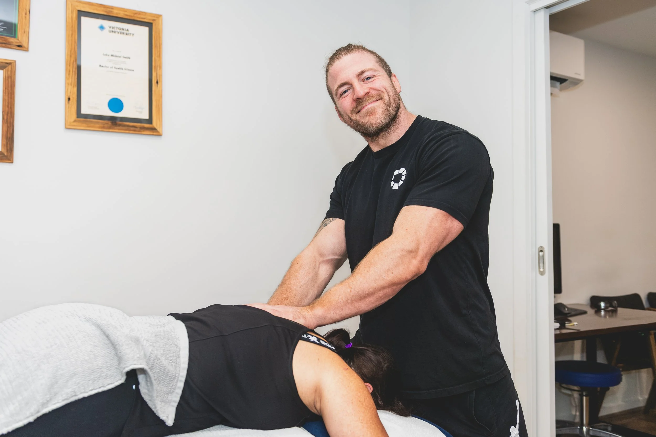 Pre-Fight Massage Rituals: Warming Up vs Wind-Down Techniques