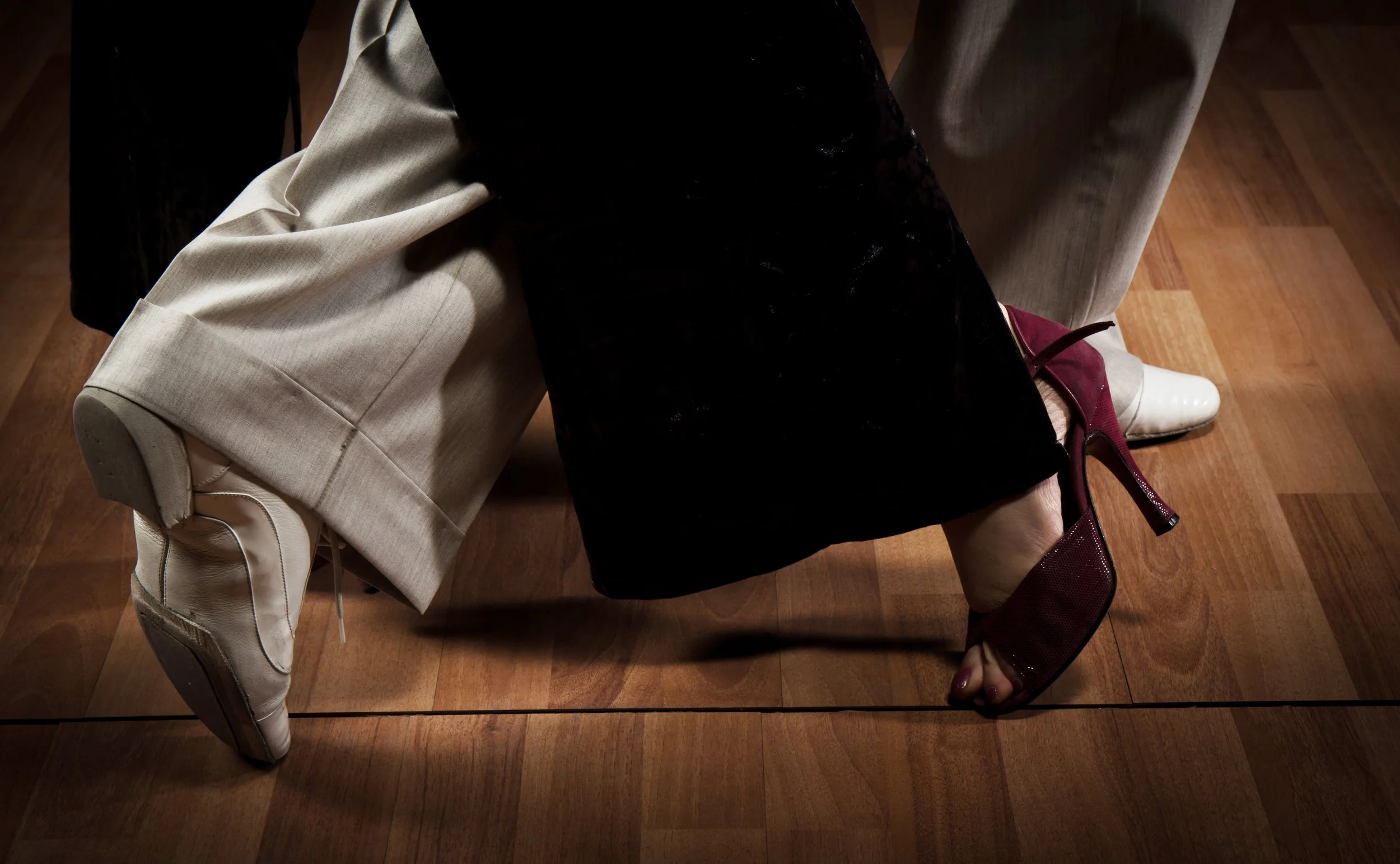 Couple pratiquant le tango argentin lors d’un cours à Mérignac, travail de la connexion, de la posture et de la qualité du mouvement.