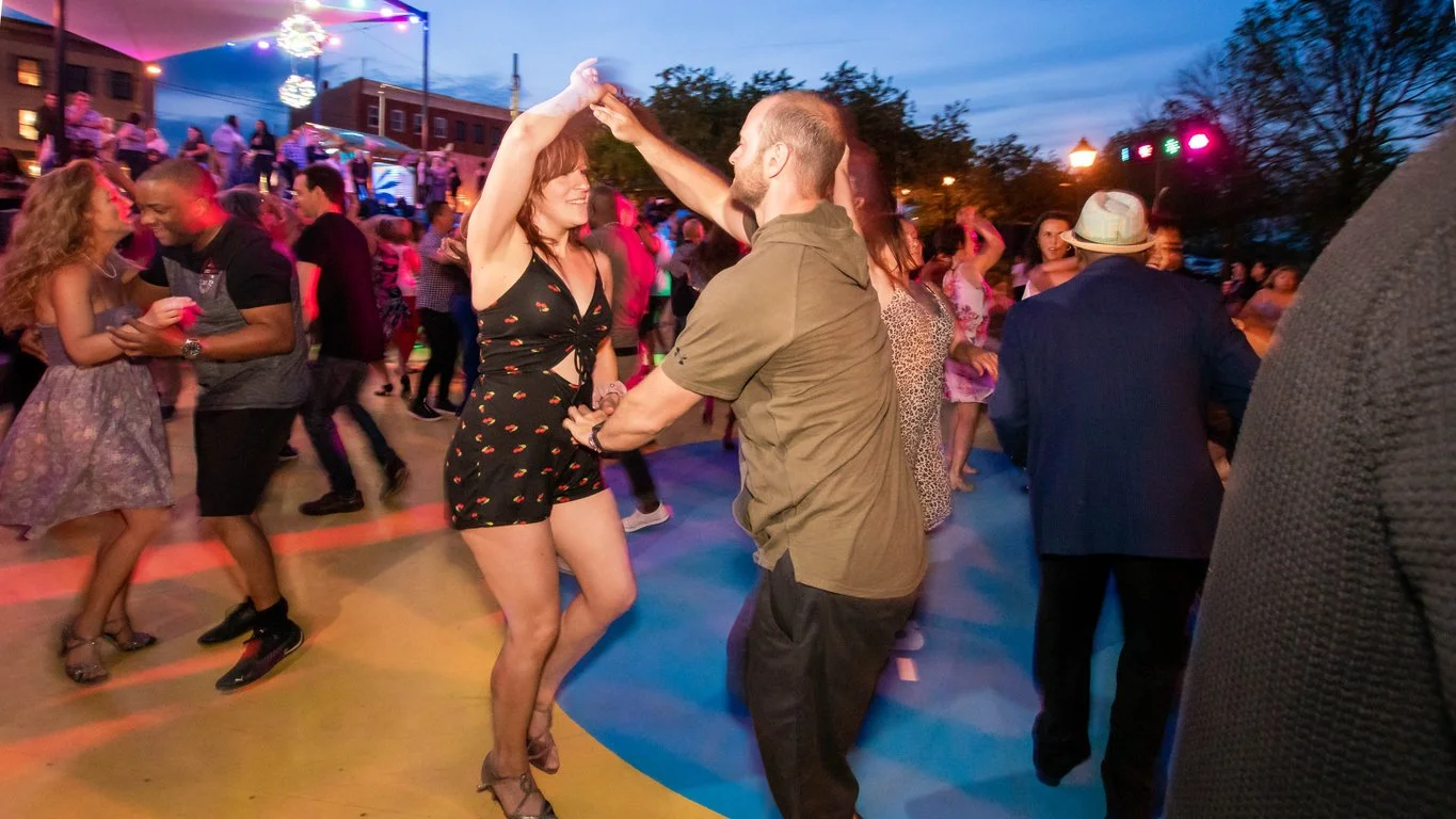 Couple dansant lors d’une soirée animée en Gironde